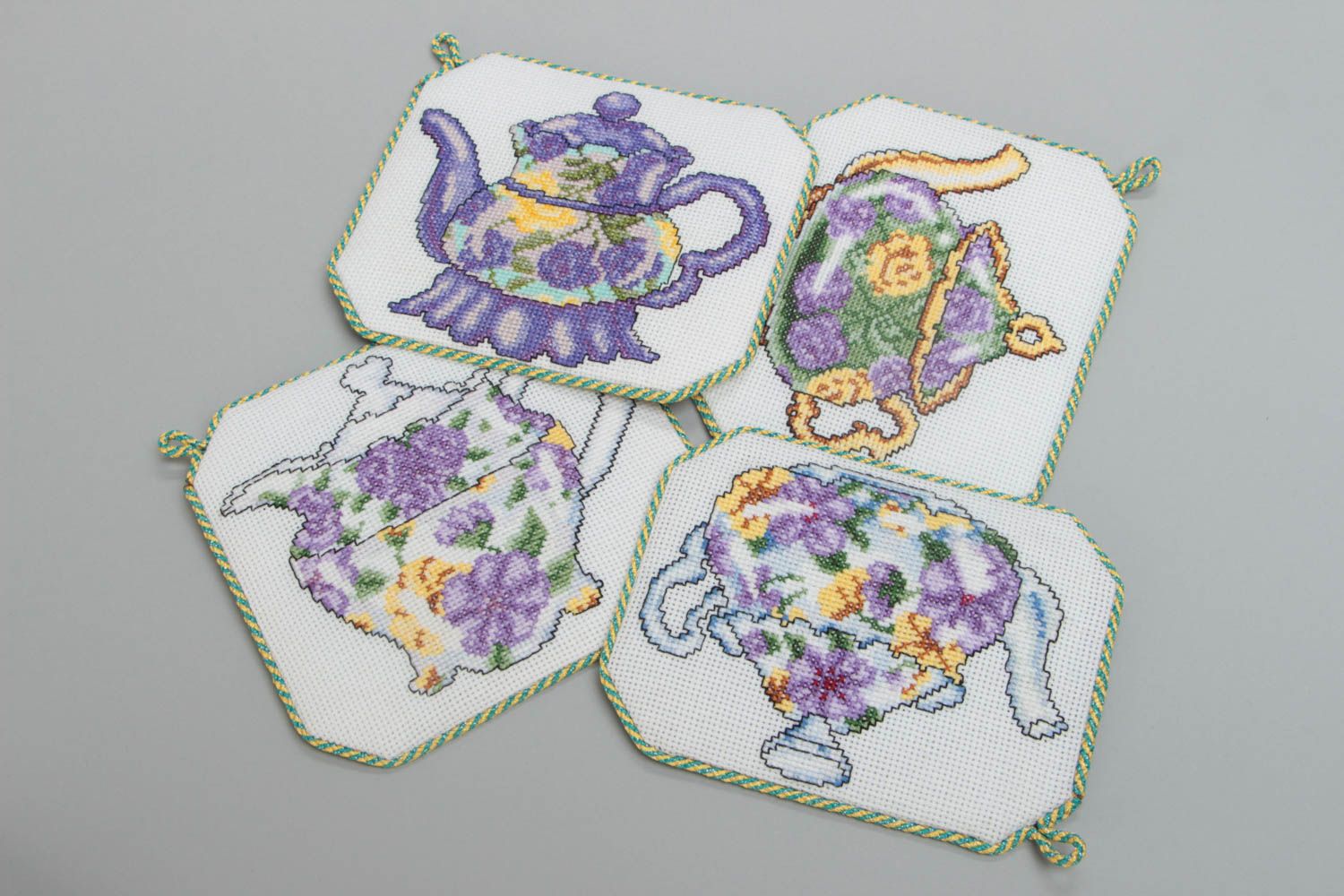 Handmademachtes Textil Untersetzer Set für Tassen mit Kreuzstickerei 4 Stück foto 2
