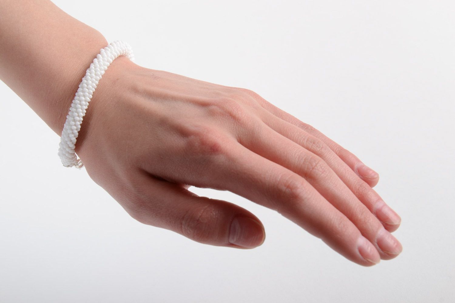 Weißes festliches einfarbiges handgemachtes Armband aus Glasperlen für Frauen foto 5
