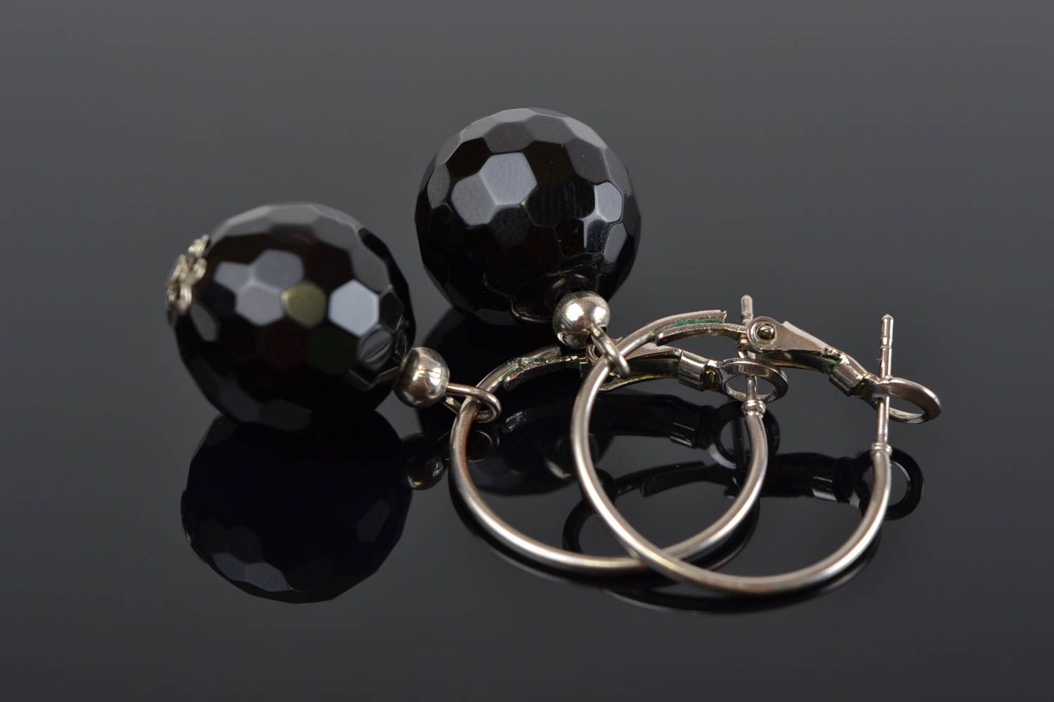 Schwarze Ohrringe aus Glas und Metall künstlerischer Schmuck für Frauen foto 1