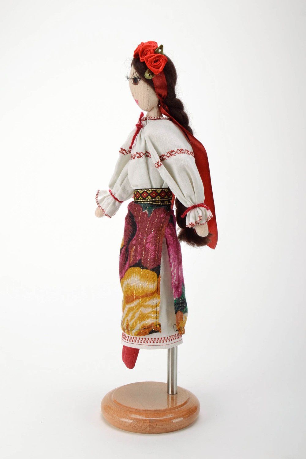 Кукла мягкая на подставке Украиночка в венке из роз фото 1