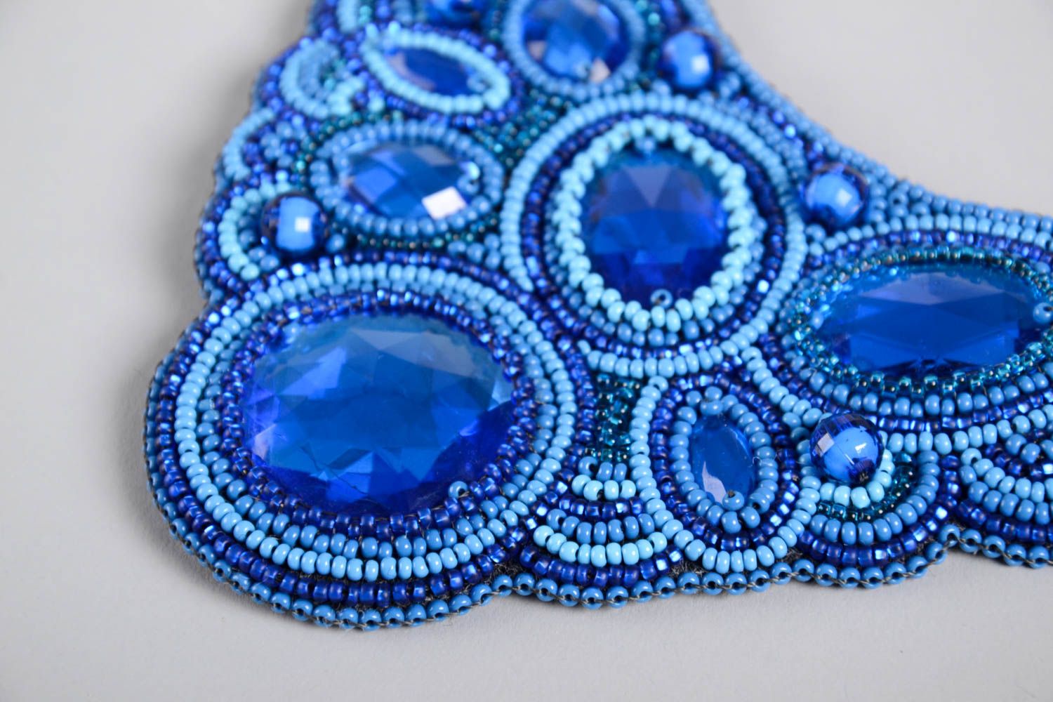 Колье из бисера украшение ручной работы синее ожерелье из бисера вышитое фото 3