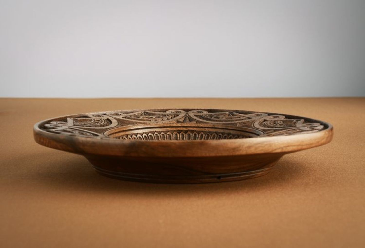 Декоративная деревянная тарелка фото 5