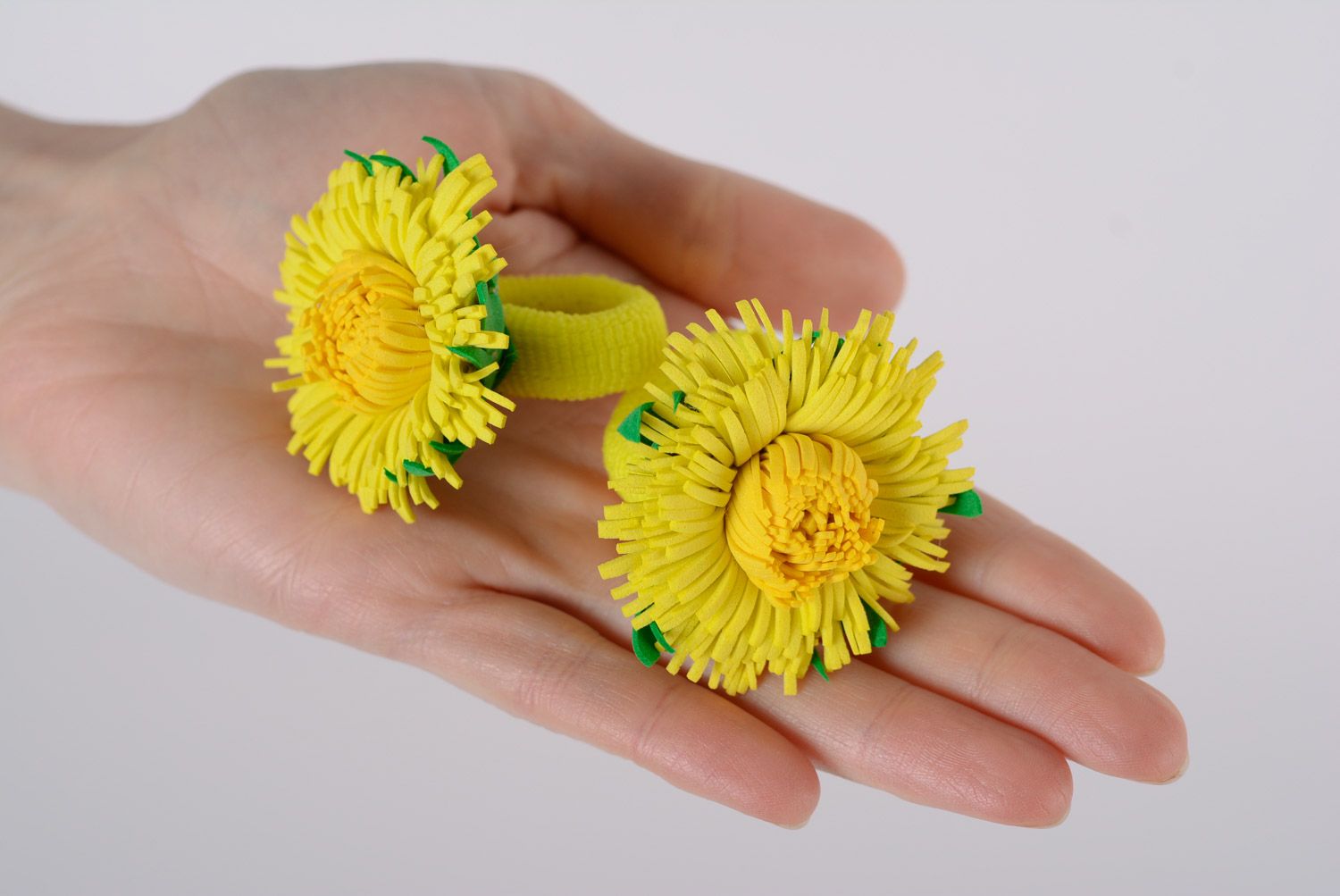 Élastiques à cheveux faits main originaux en forme de fleur jaunes 2 pièces photo 5