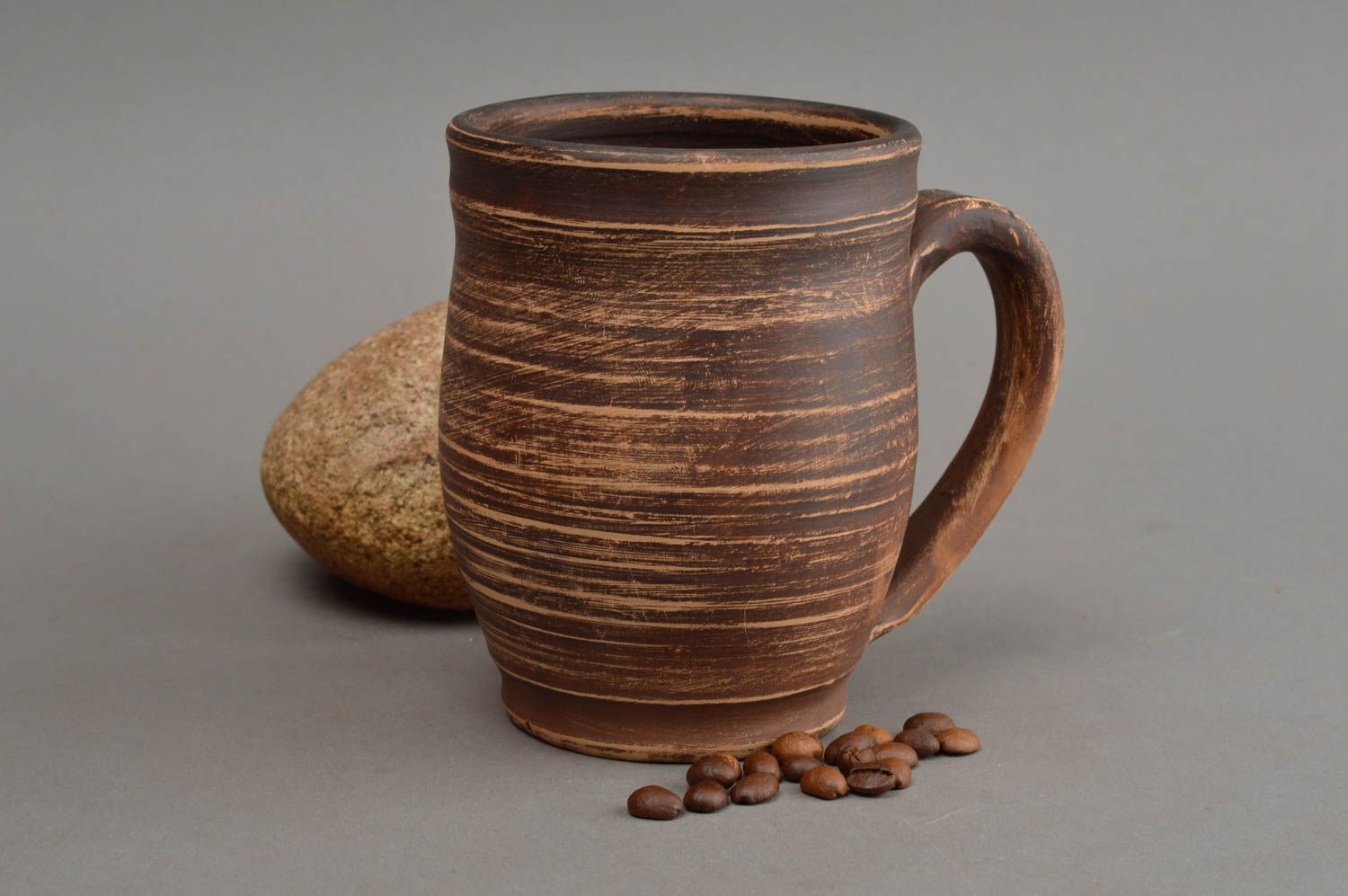 Глиняная чашка большая коричневая красивая ручной работы объемом 400 мл фото 1