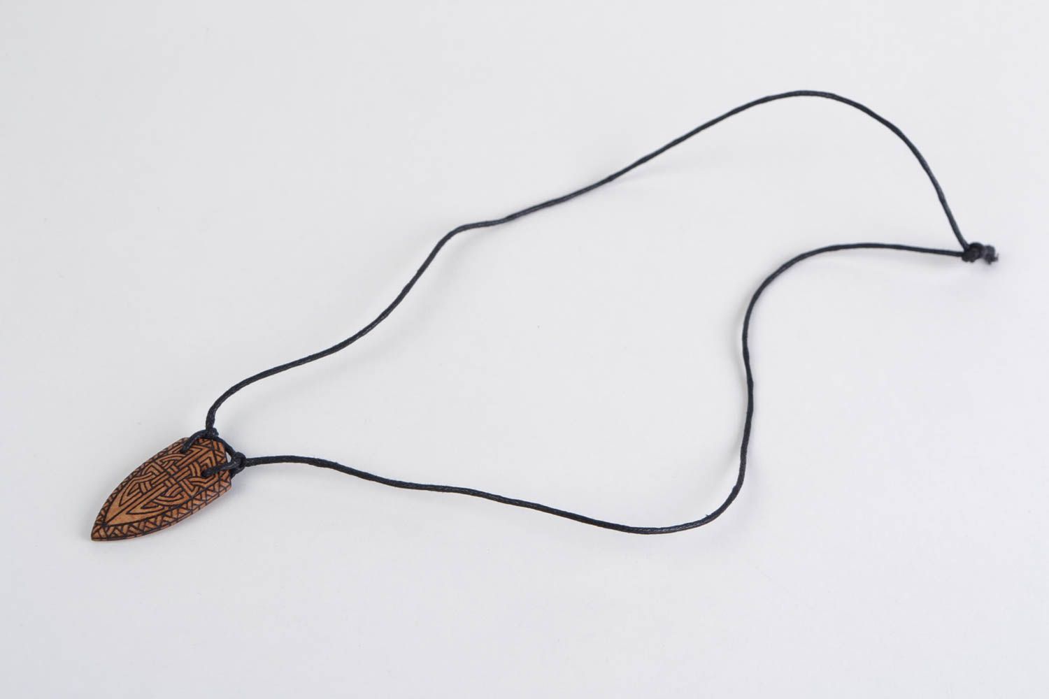 Joli pendentif fait main sur lacet en bois avec pyrogravure unisexe bijou photo 3