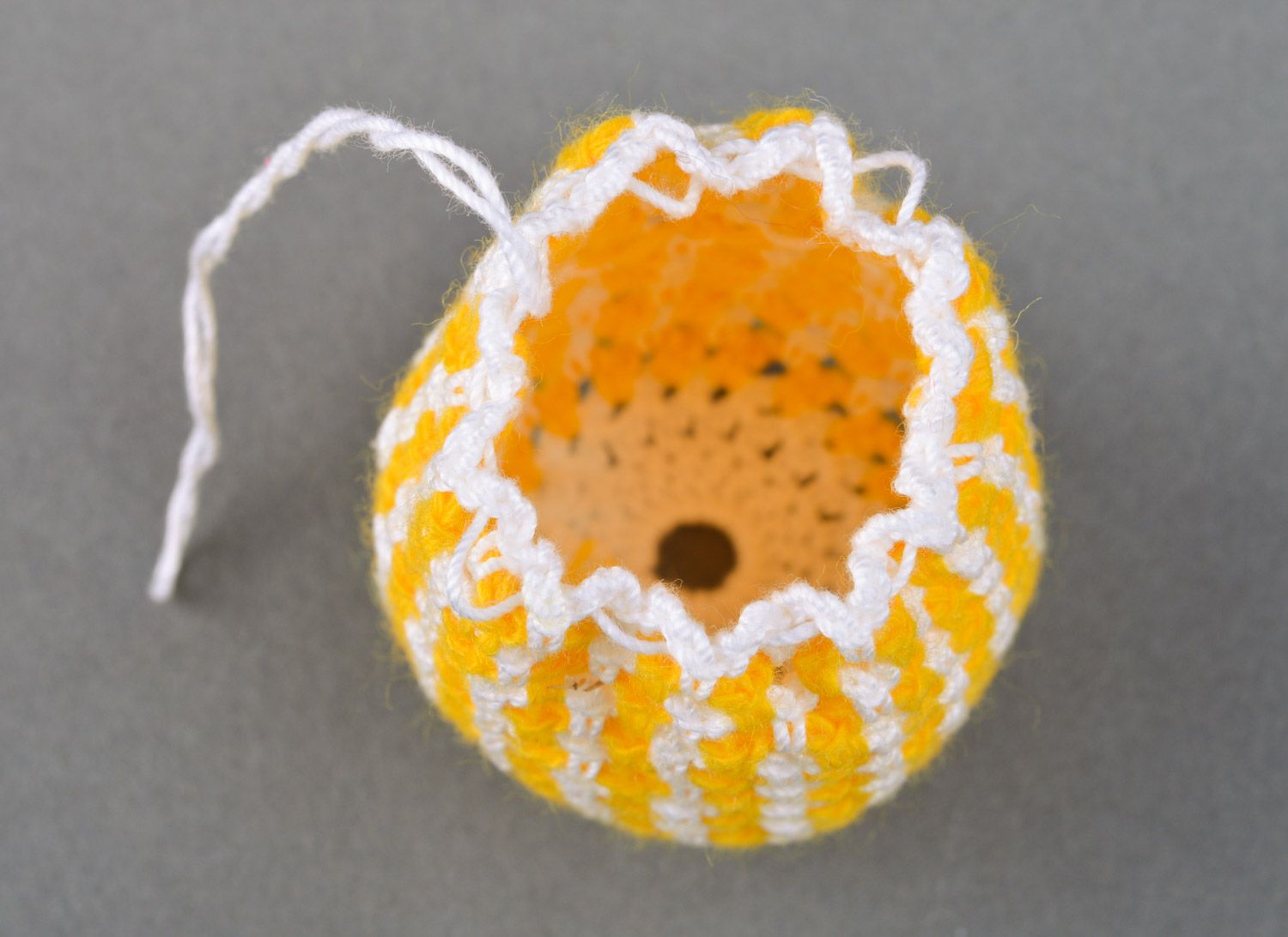 Pochette pour oeuf de Pâques tricotée en fils de coton faite main jaune photo 4