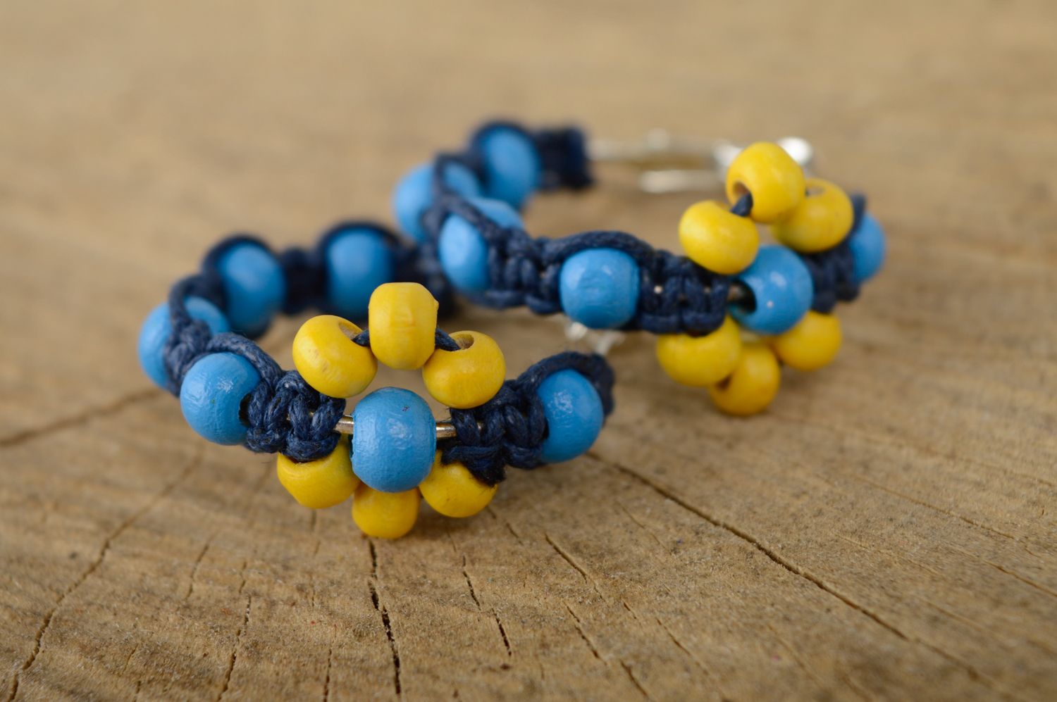 Boucles d'oreilles artisanales de lacets cirés et perles en bois bleu jaune photo 1