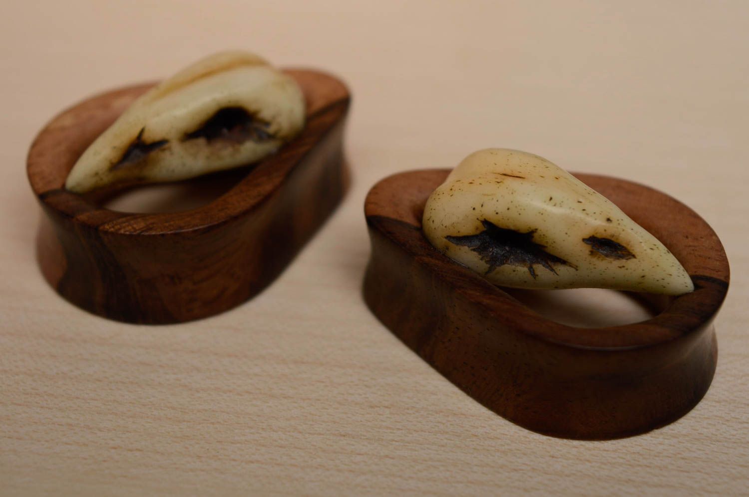 Tapones de madera con forma de gotas con calavera de arcilla polimérica foto 1