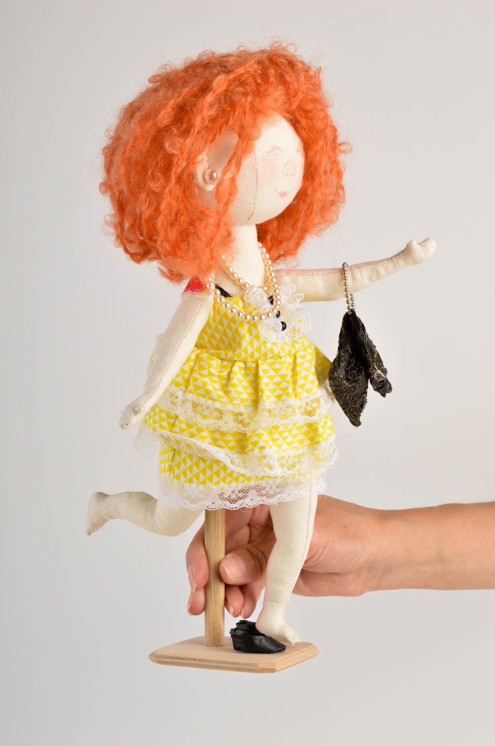 Muñeca de peluche hecha a mano juguete de tela regalo original para amiga
 foto 2
