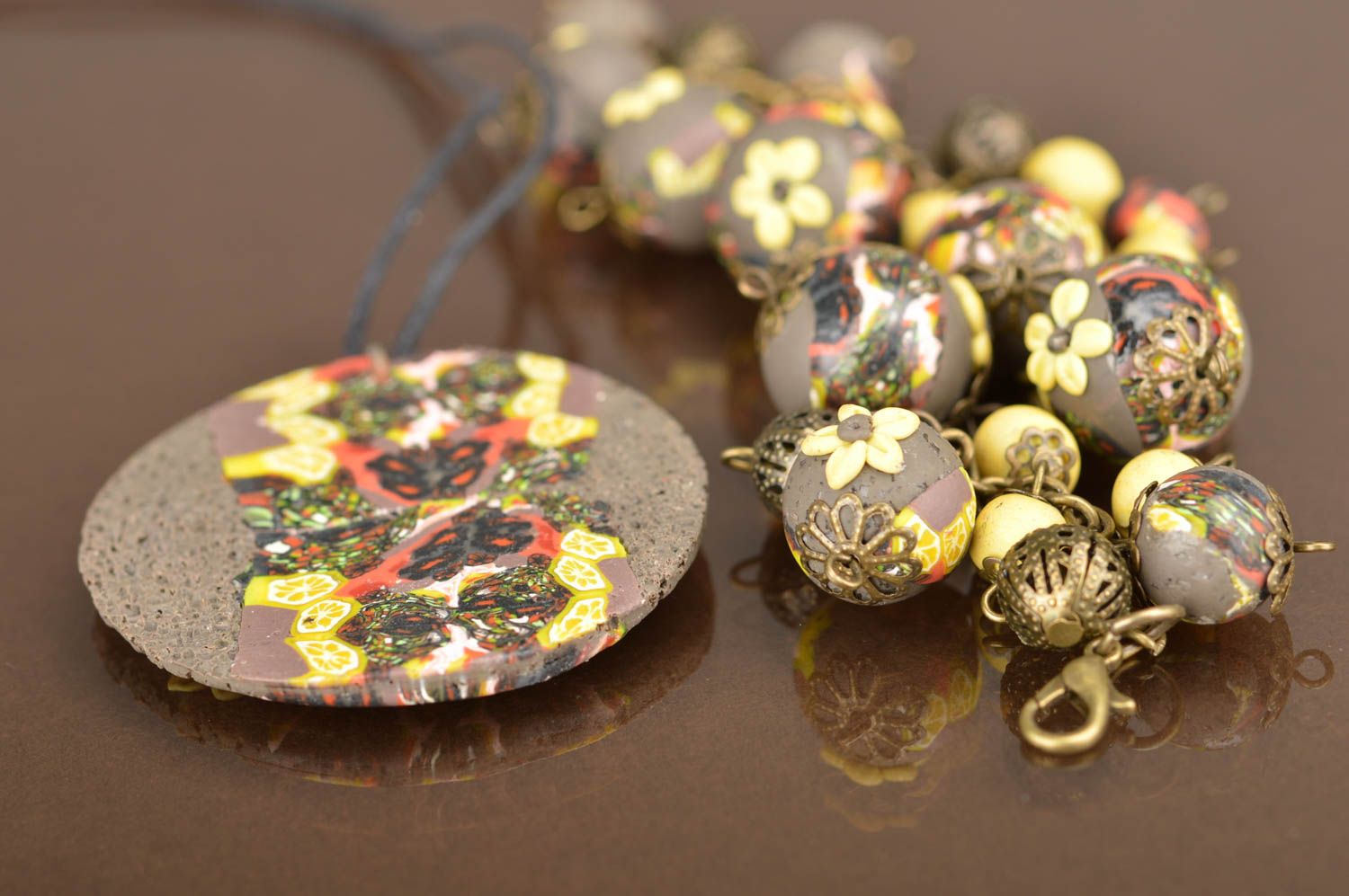 Parure bracelet et pendentif rond en pâte polymère bruns motif floral faits main photo 4