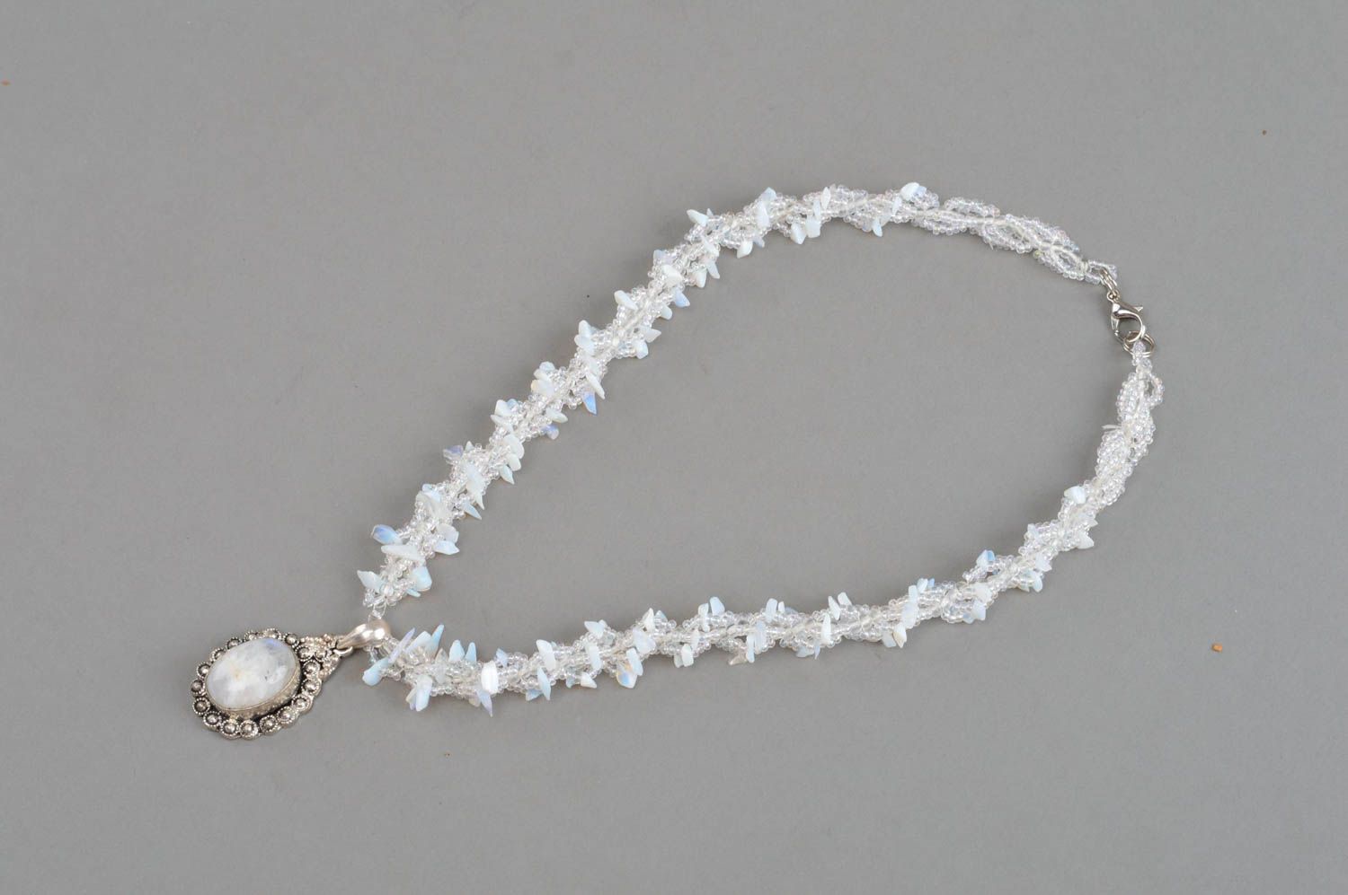 Glasperlen Collier mit Mondstein in Weiß zart stilvoll geflochten handgemacht foto 4