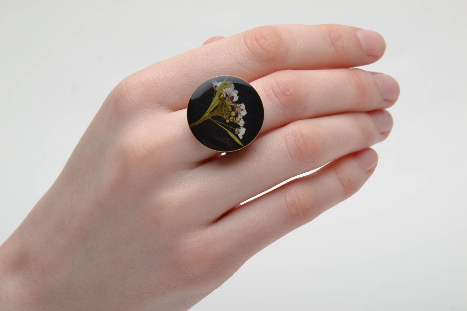Designer ring with natural flowers photo 2