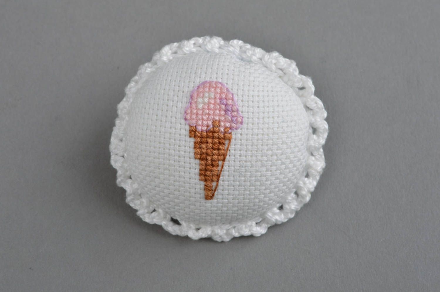 Белая брошь с вышивкой крестиком ручной работы с кружевом красивая Мороженое фото 2