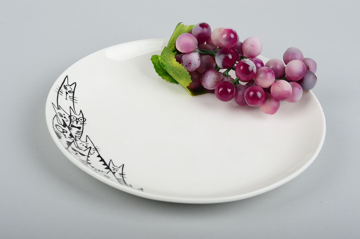 Кухонная посуда ручной работы белая тарелка круглая керамическая тарелка фото 1