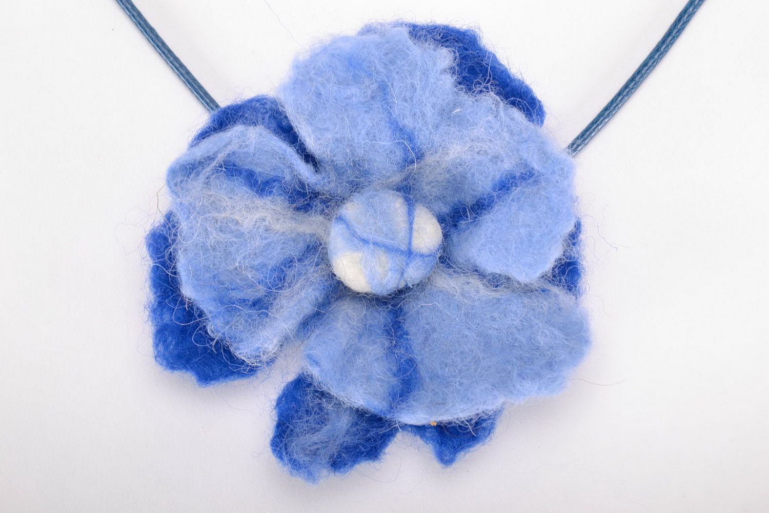 Pendentif fleur bleue Bijou fait main en laine feutrée Cadeau femme original photo 2