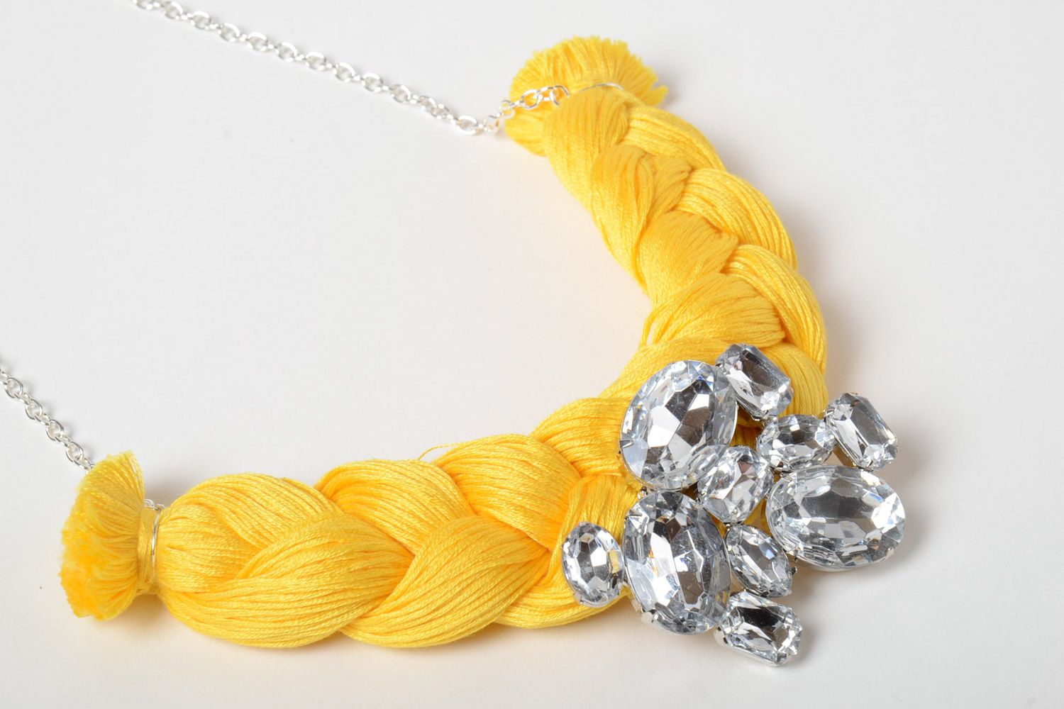 Collar trenzado de hilos de mouliné con estrases amarillo bonito moderno artesanal foto 3