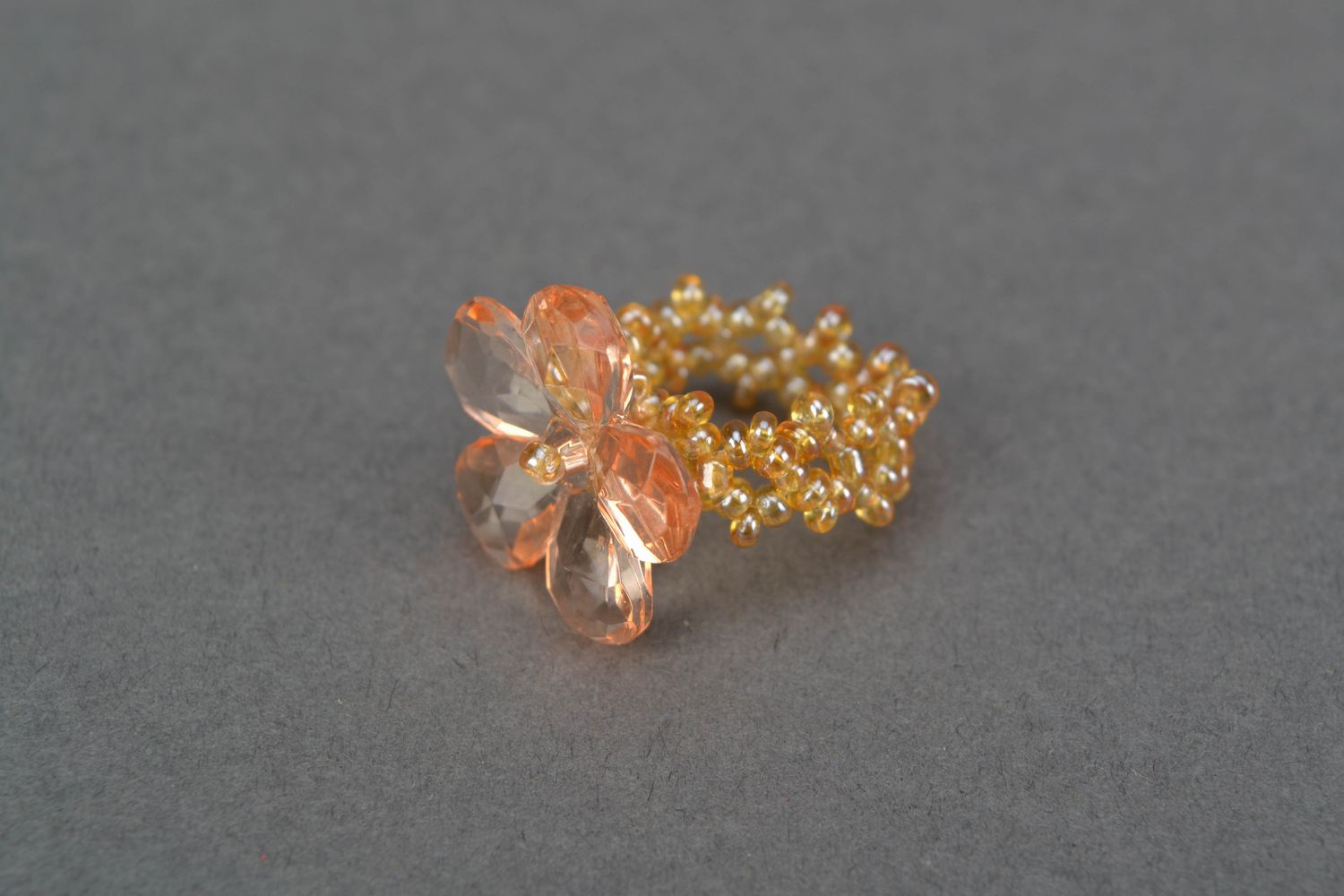 Женское кольцо из бисера Бежевый цветок фото 3