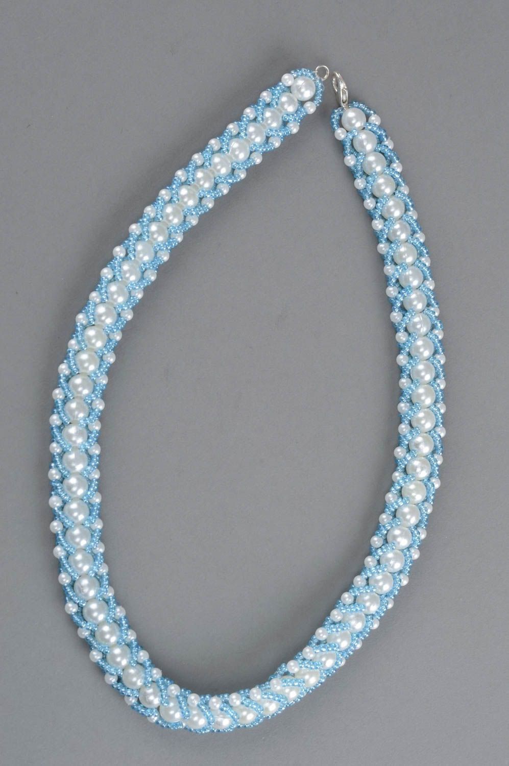 Collier en perles de fantaisie et de rocaille blanc-bleu fin fait main photo 2