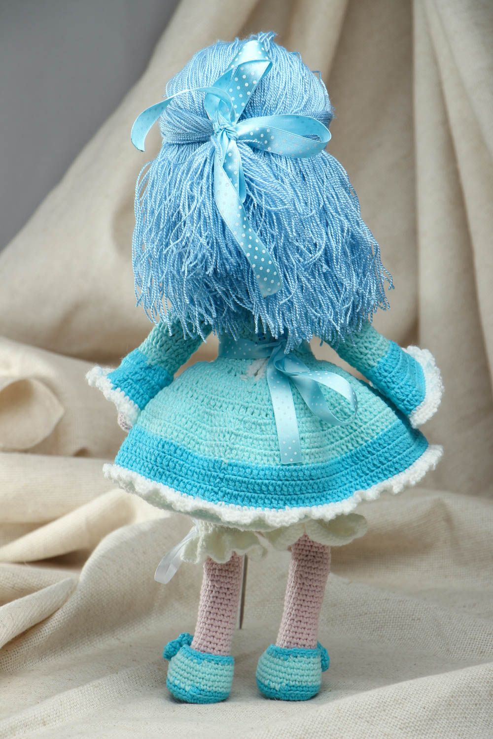 Вязаная игрушка кукла с голубыми волосами  фото 3