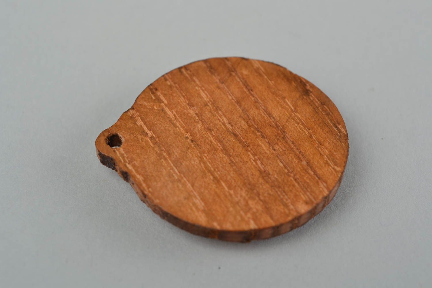 Amuleto protector colgante de madera artesanal Remolino en Sol de fresno tallado foto 5