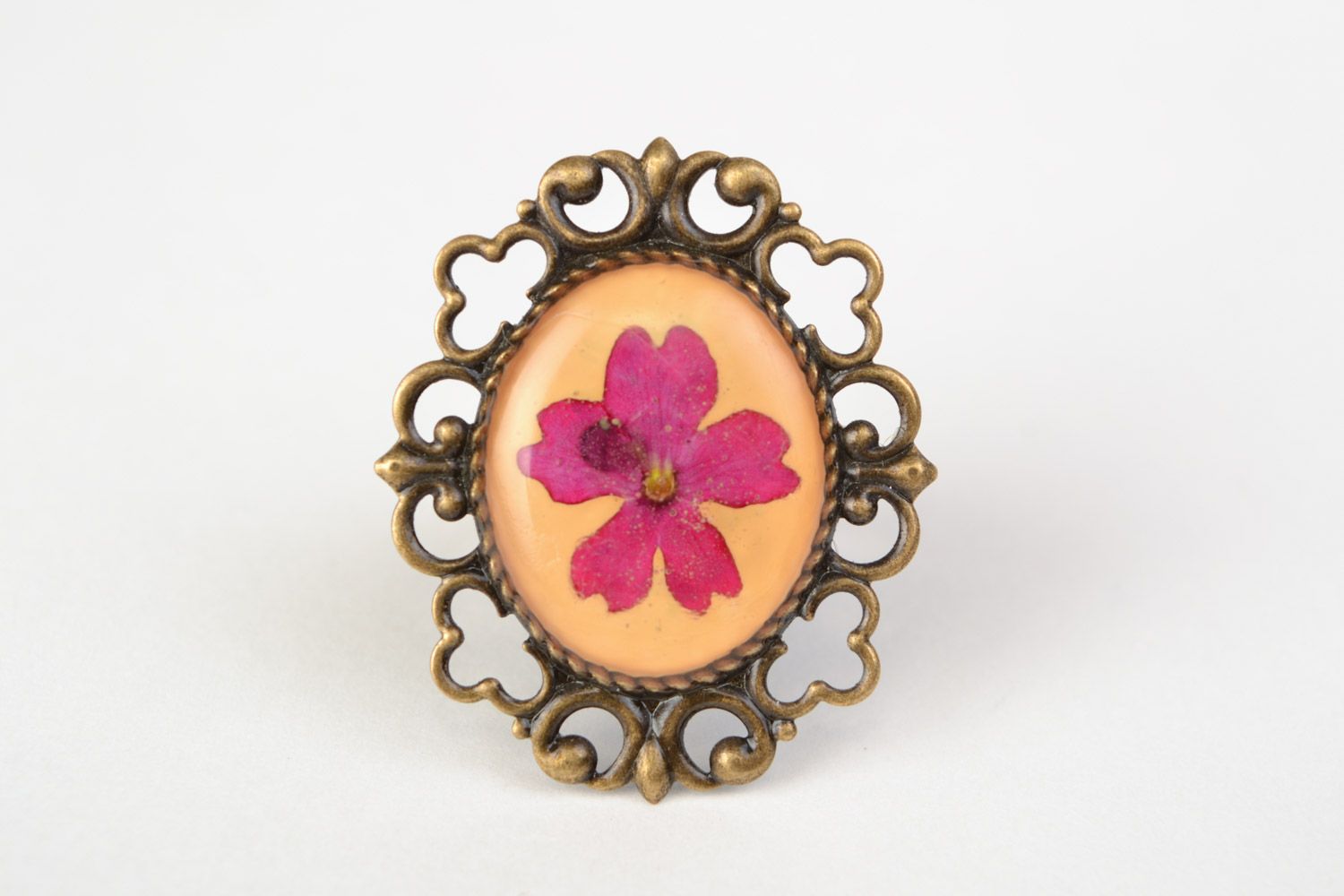 Кольцо из ювелирной смолы с цветком внутри винтажное ручной работы Фиалка фото 2