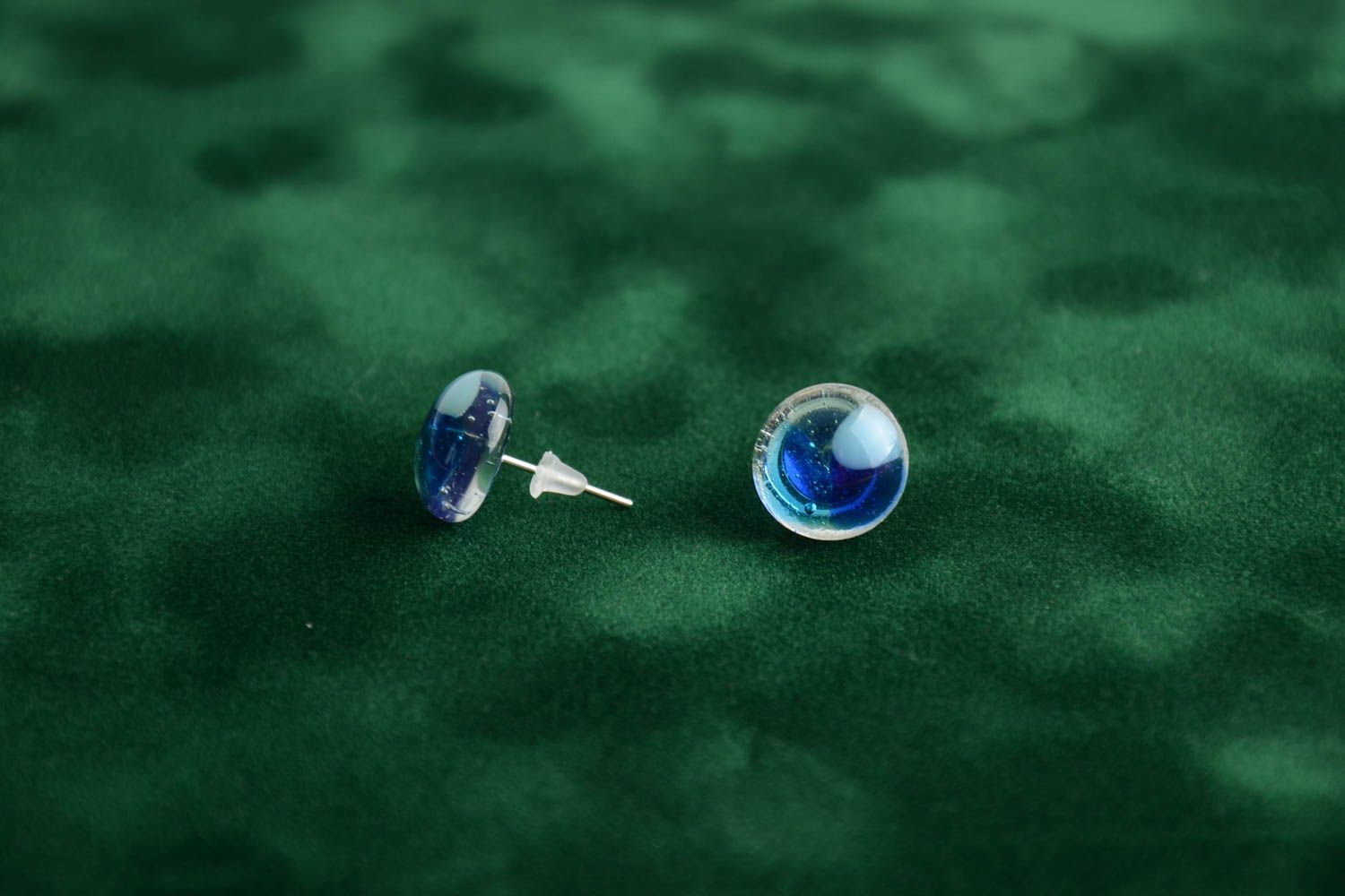 Kleine runde Ohrstecker aus Glas handgemacht in Fusing Technik in Blau  foto 1