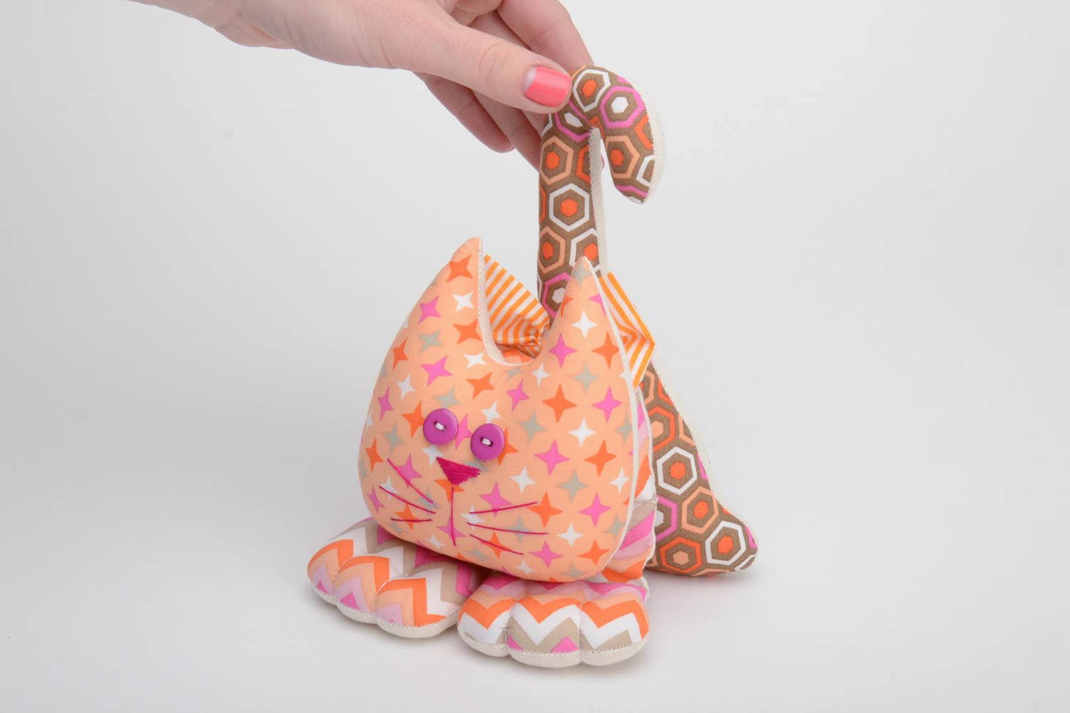 Красочная текстильная игрушка кот из хлопка ручной работы оригинальная для декора фото 5