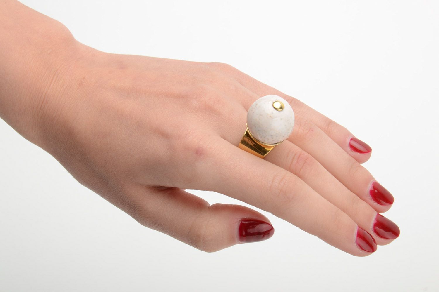 Handgemachter weißer Keramik Ring mit Messingbasis goldene Farbe für Frauen foto 5