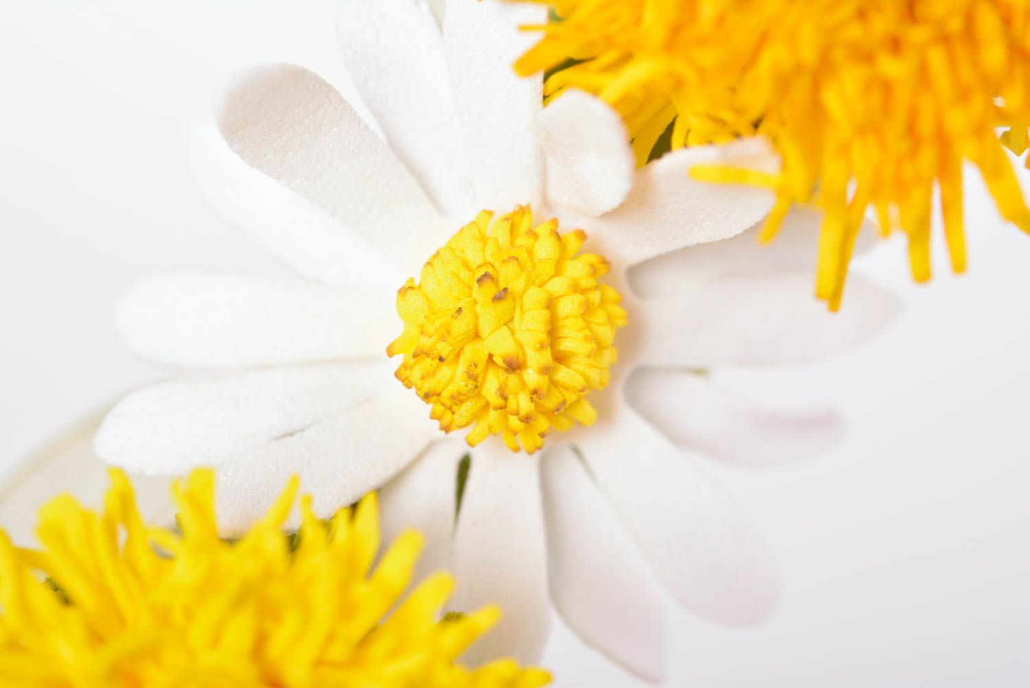 Заколка ручной работы желтые цветы из фоамирана украшение для волос с ромашками фото 2