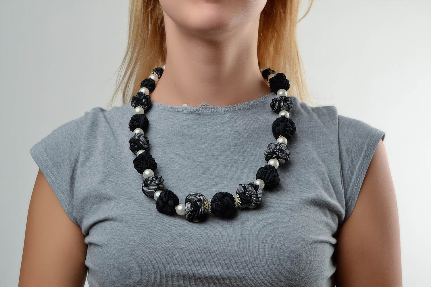 Gros collier Bijou fait main noir en soie avec perles fantaisie Cadeau femme photo 1