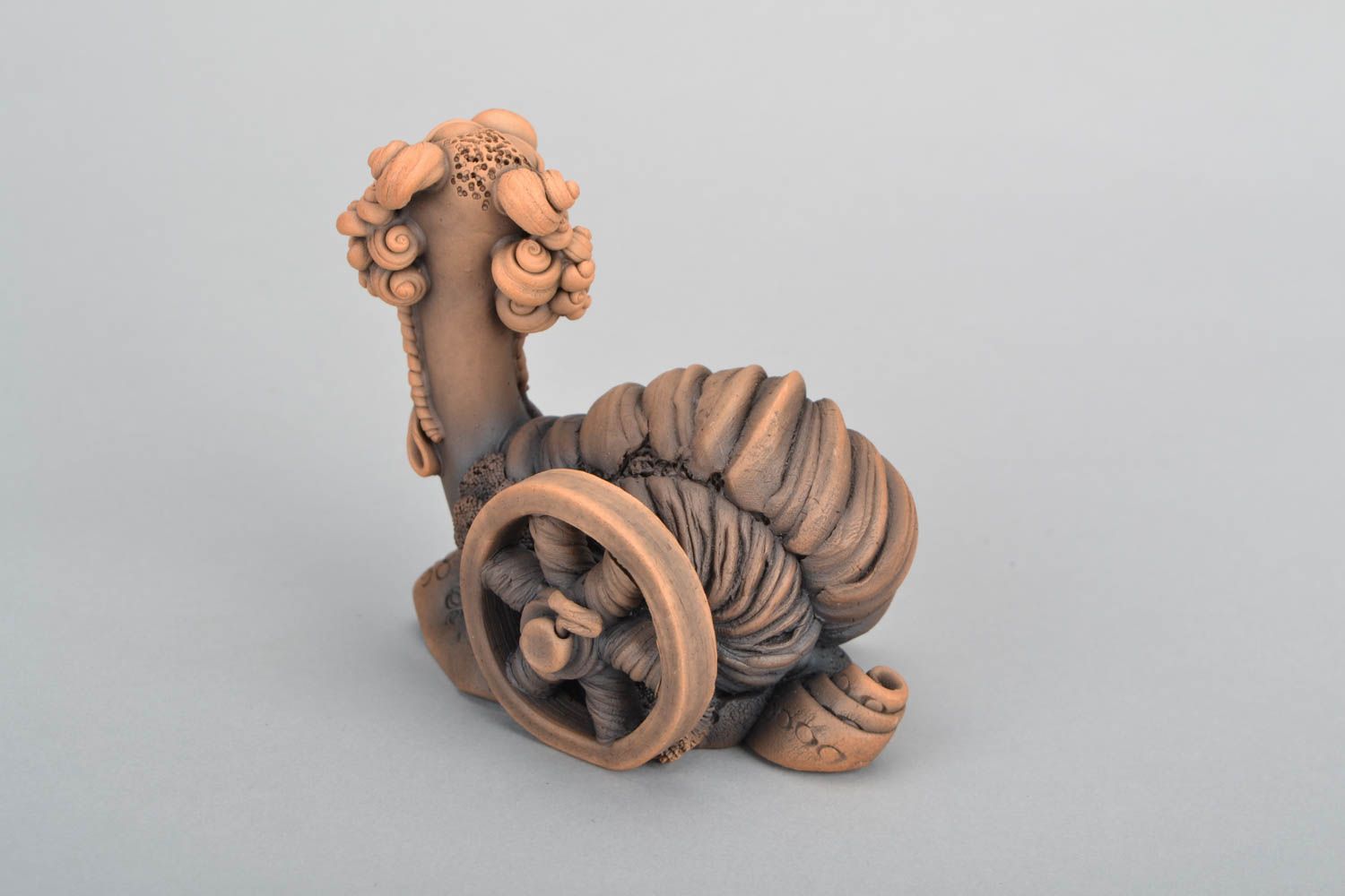 Clay statuette of snail with wheels photo 4