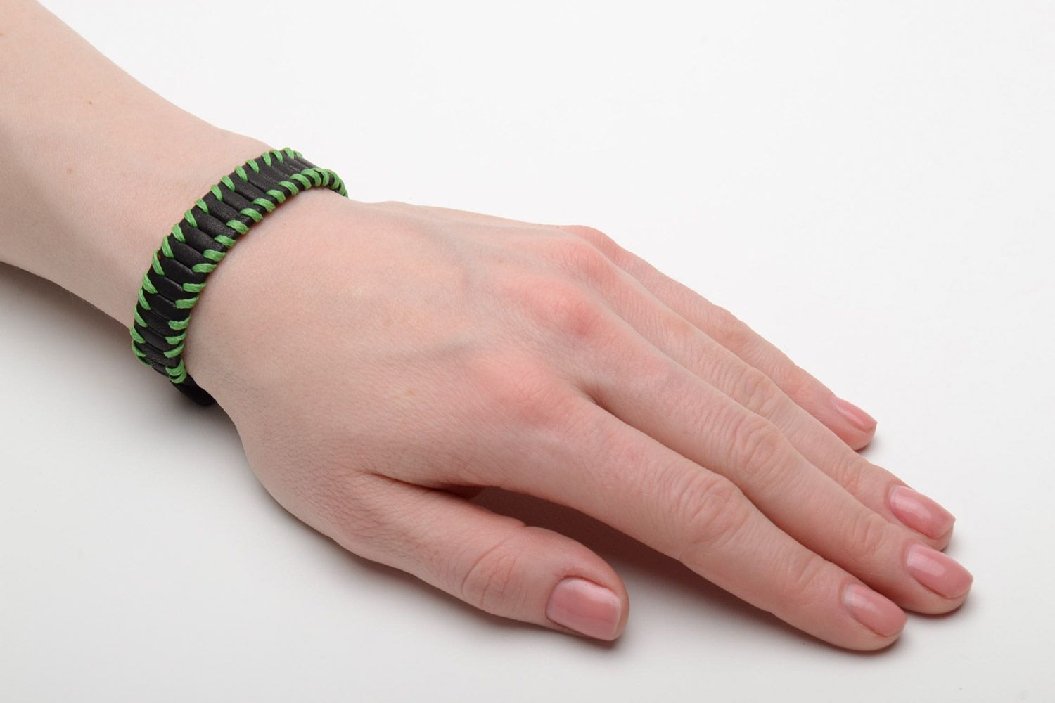 Bracelet en cuir naturel noir et vert fin stylé unisexe fait main original photo 2