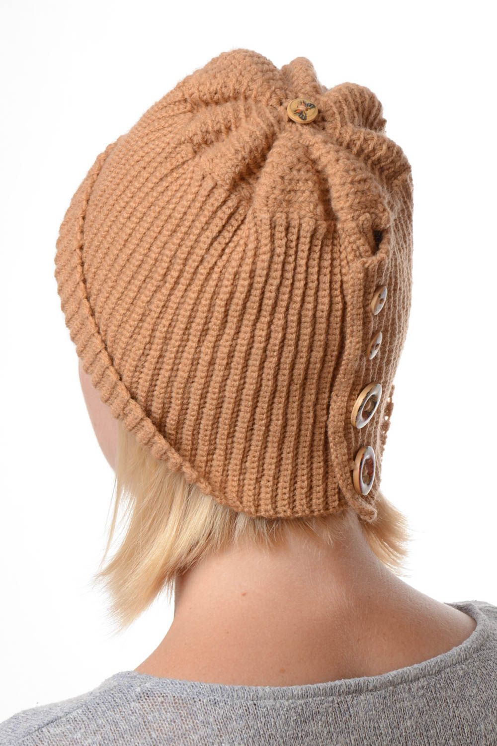 Коричневая теплая вязаная шапка ручной работы из шерсти и акрила для женщин фото 2