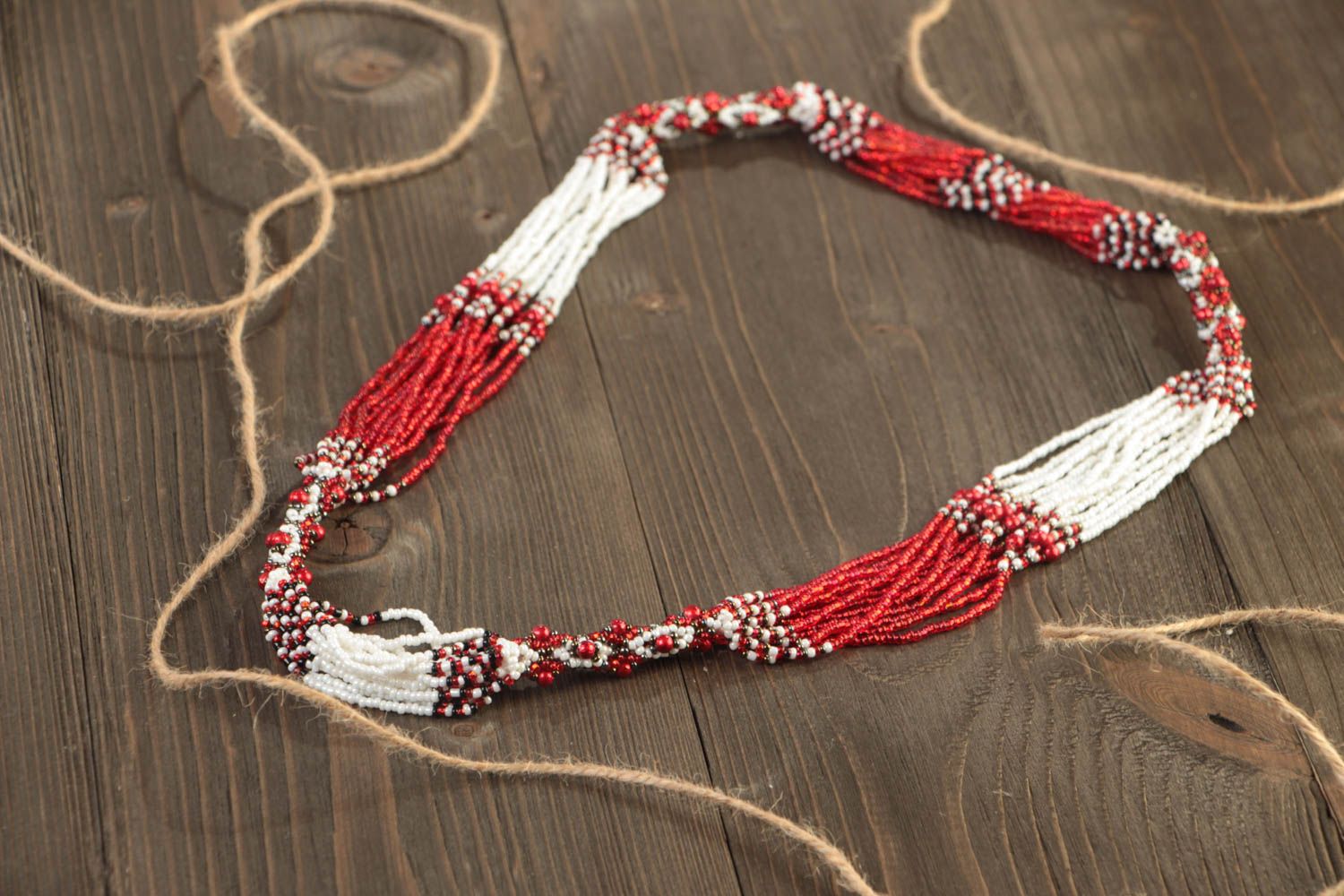Ожерелье из бисера длинное красное с белым стильное этническое ручной работы фото 1