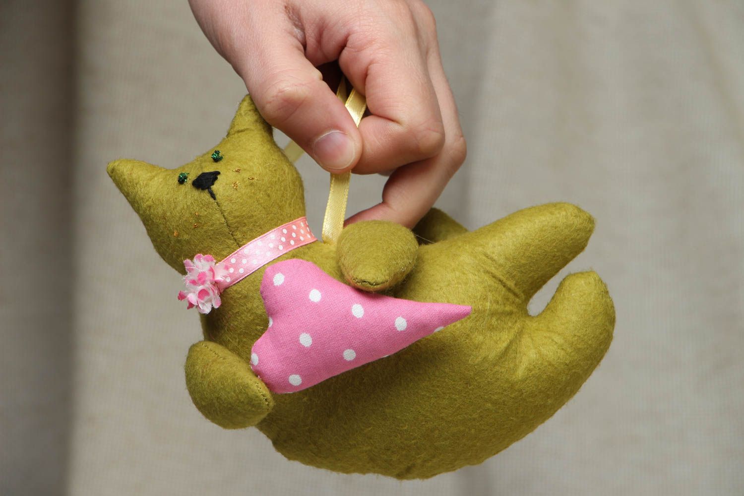 Juguete de peluche con forma de gato de color de oliva con corazón foto 4
