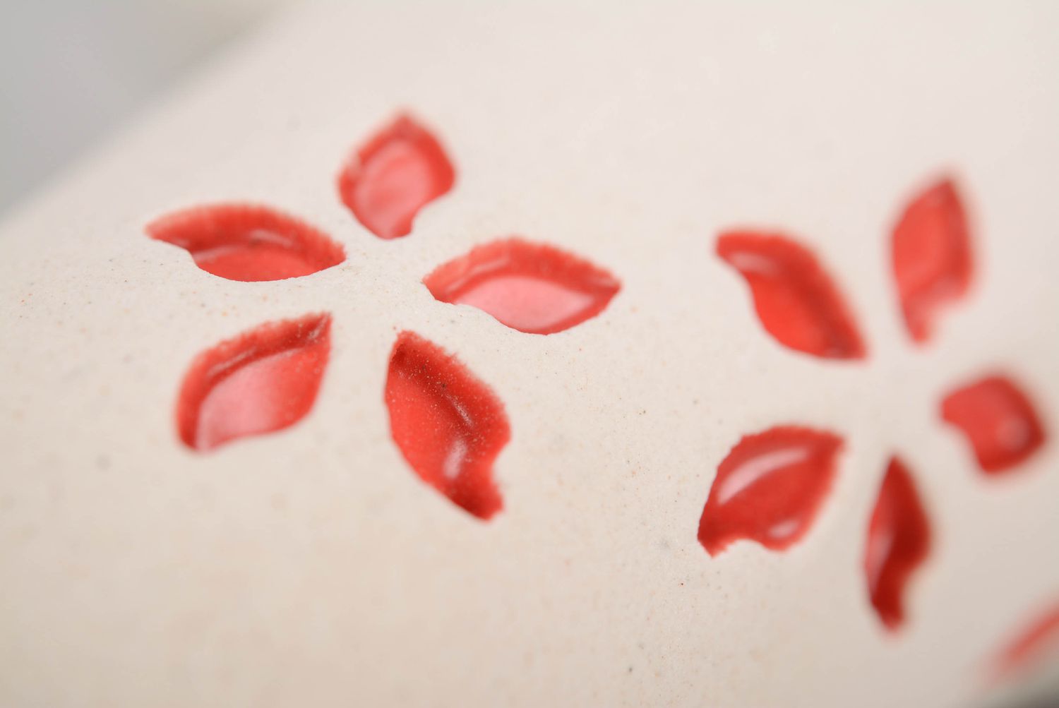 Cloche faite main aux fleurs rouges photo 5