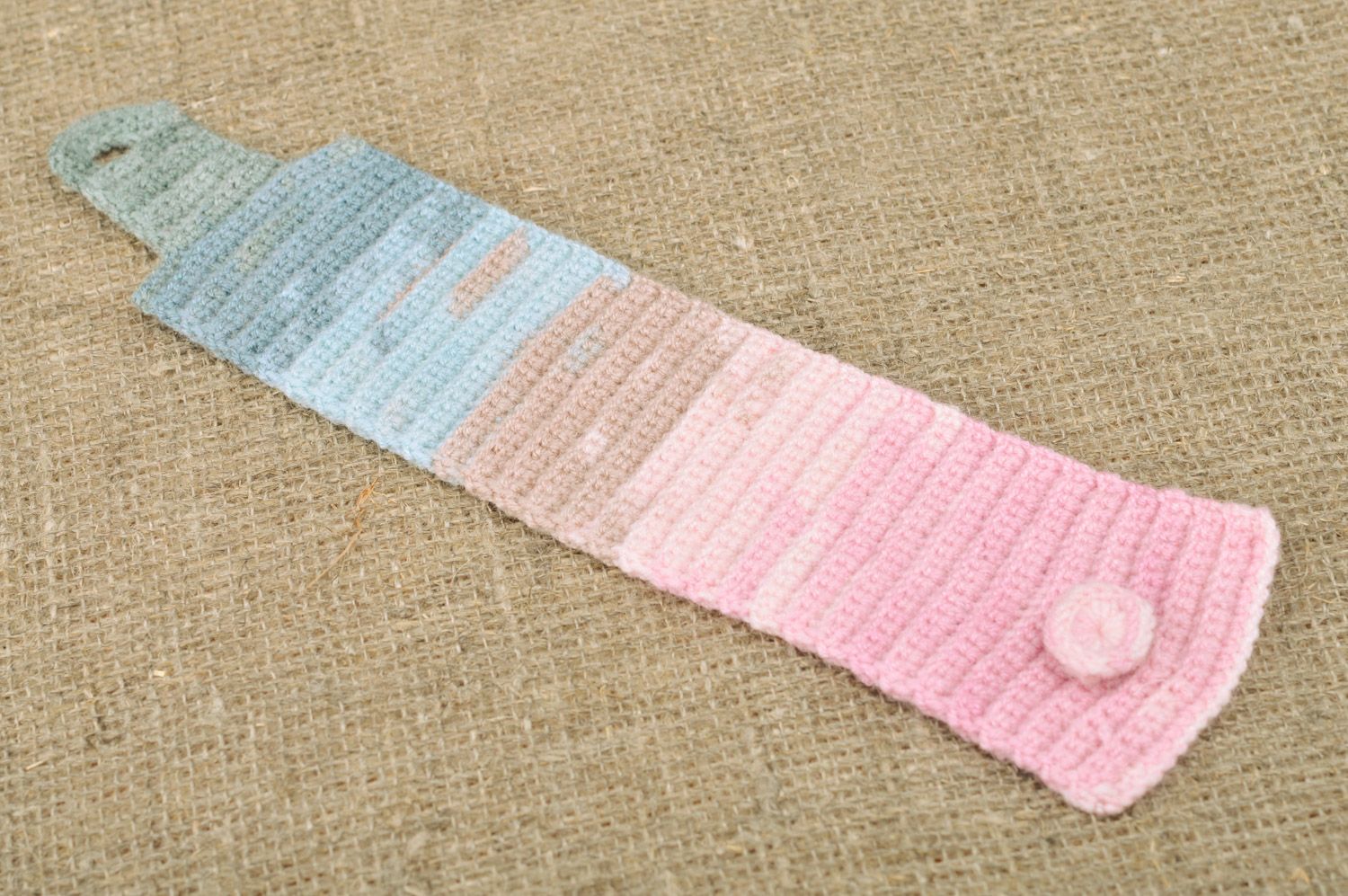 Couvre-tasse en laine au crochet multicolore rayé fait main avec bouton tricoté photo 1