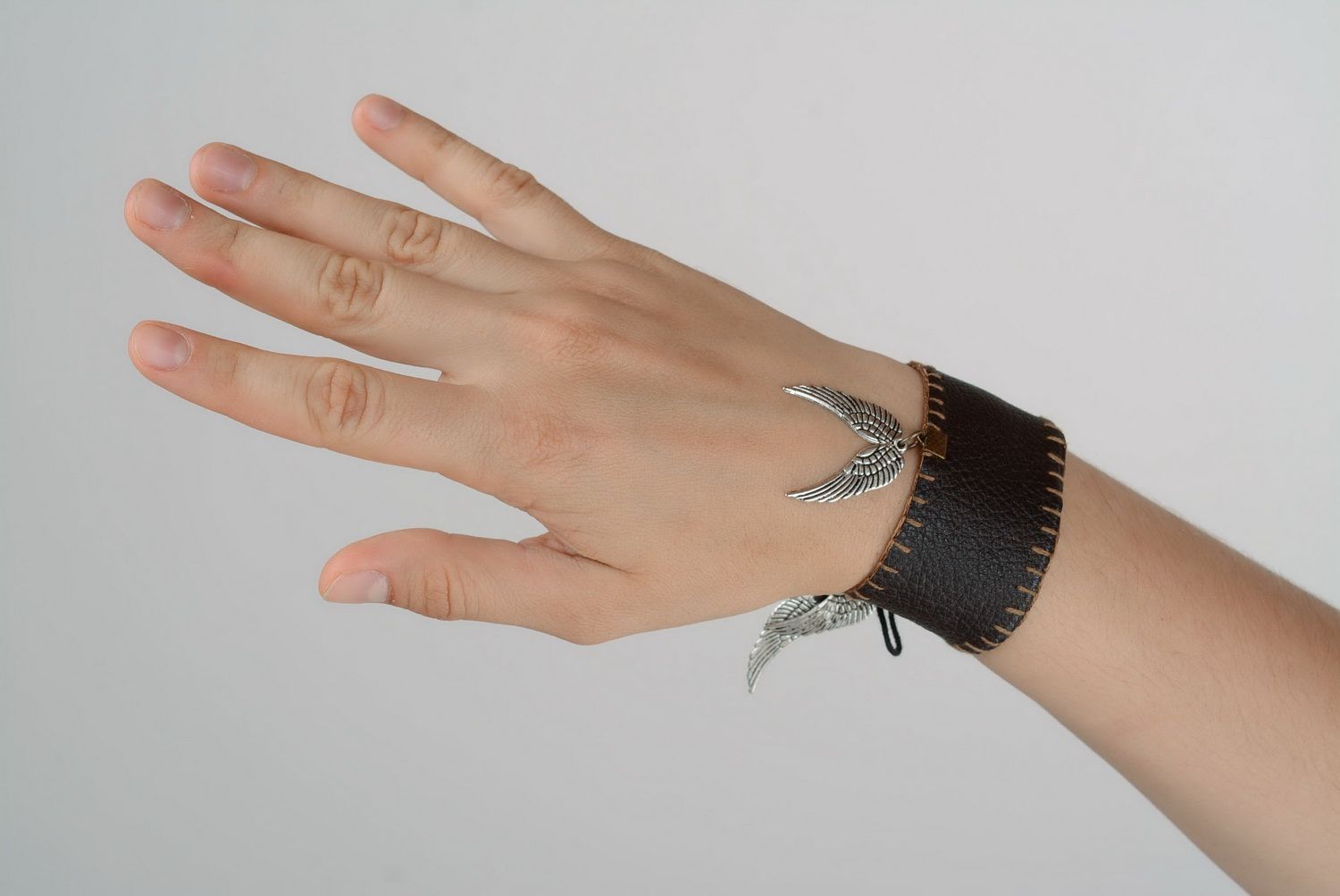 Bracelet noir en cuir avec breloques fait main photo 1
