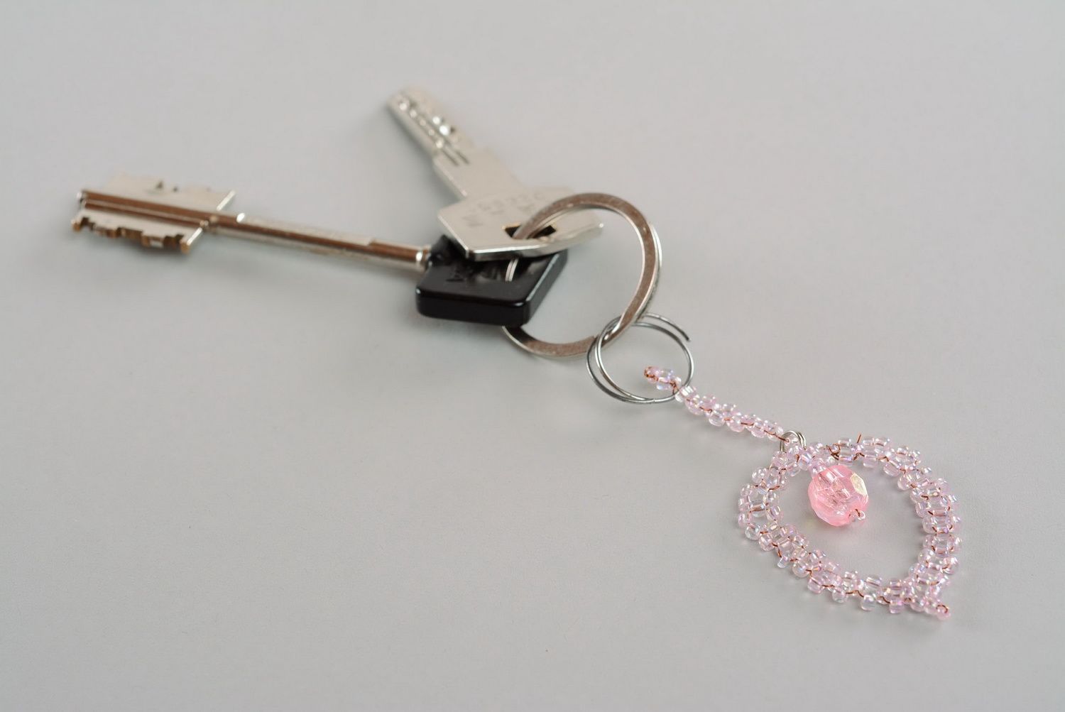 Porte clés en perles de rocailles rose fait main photo 1