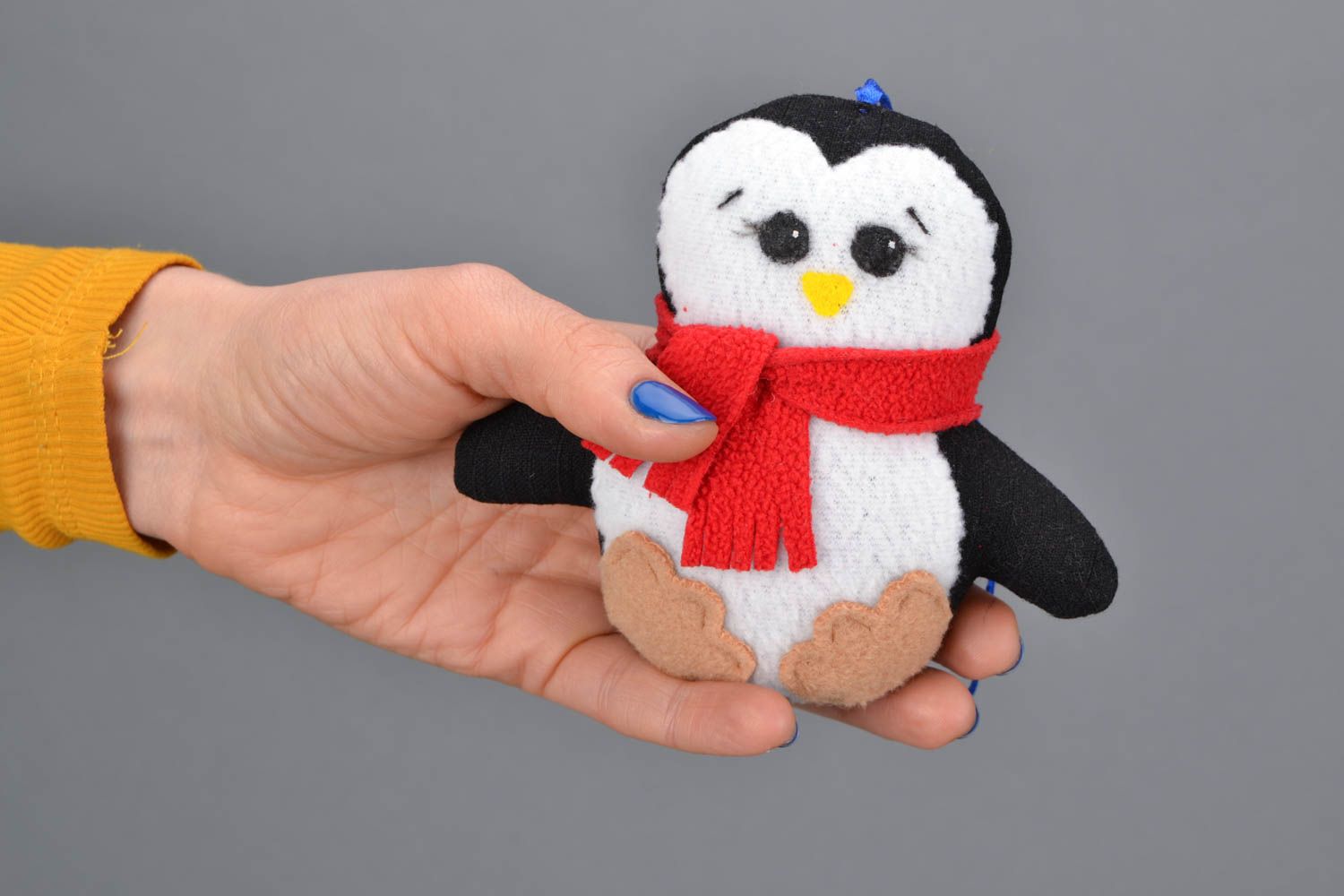 Мягкая игрушка ручной работы в виде пингвина фото 2
