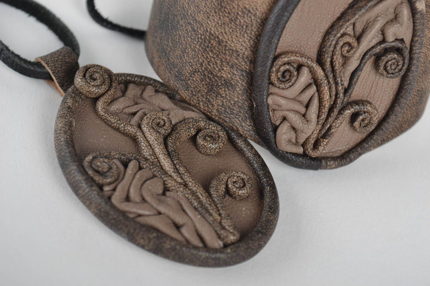 Набор кулон на кожаном шнурке ручной работы браслет на руку украшения из кожи фото 2