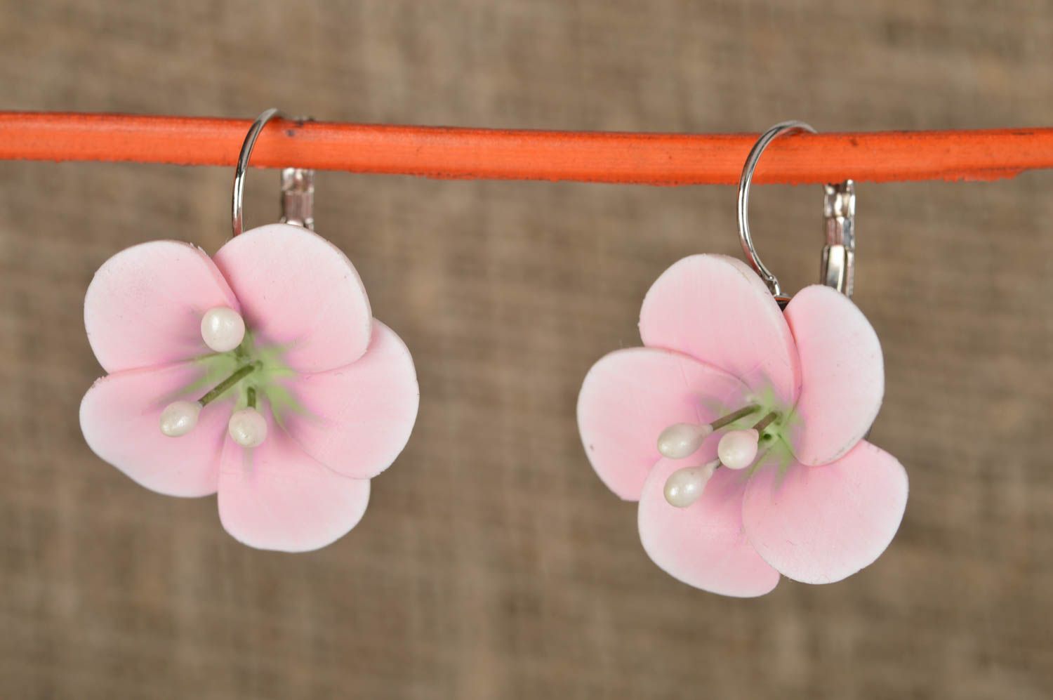 Boucles d'oreilles fleurs roses pendantes faites main en pâte polymère de design photo 1