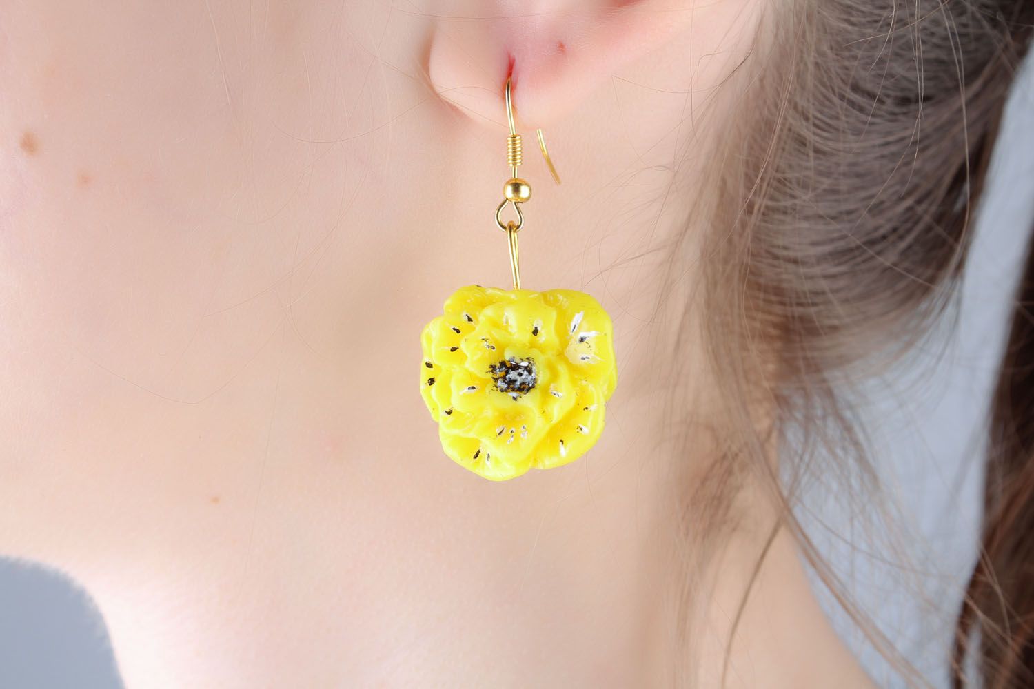 Ohrringe aus Polymerton gelbe Mohnblume foto 5