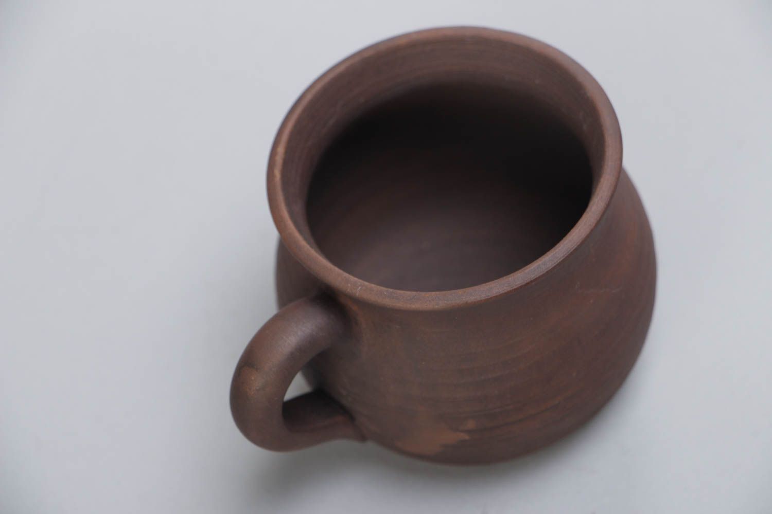 Глиняная чашка в технике молочения ручной работы объемом 80 мл коричневая фото 3