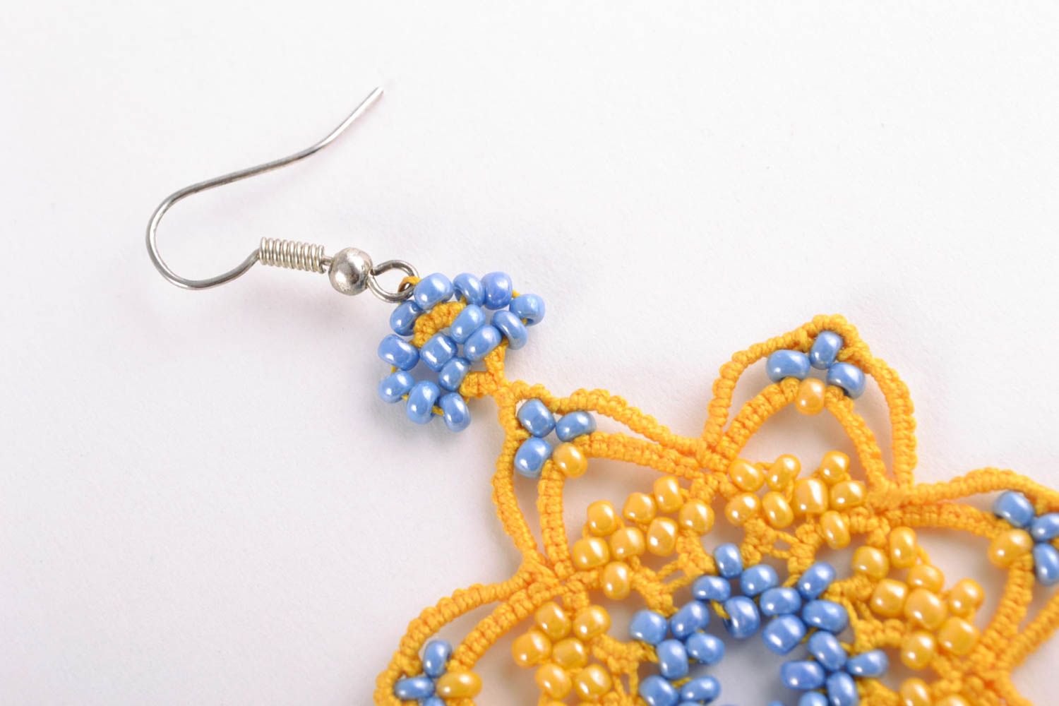 Boucles d'oreilles tricotées fleur jaune avec perles de rocaille faites main photo 3
