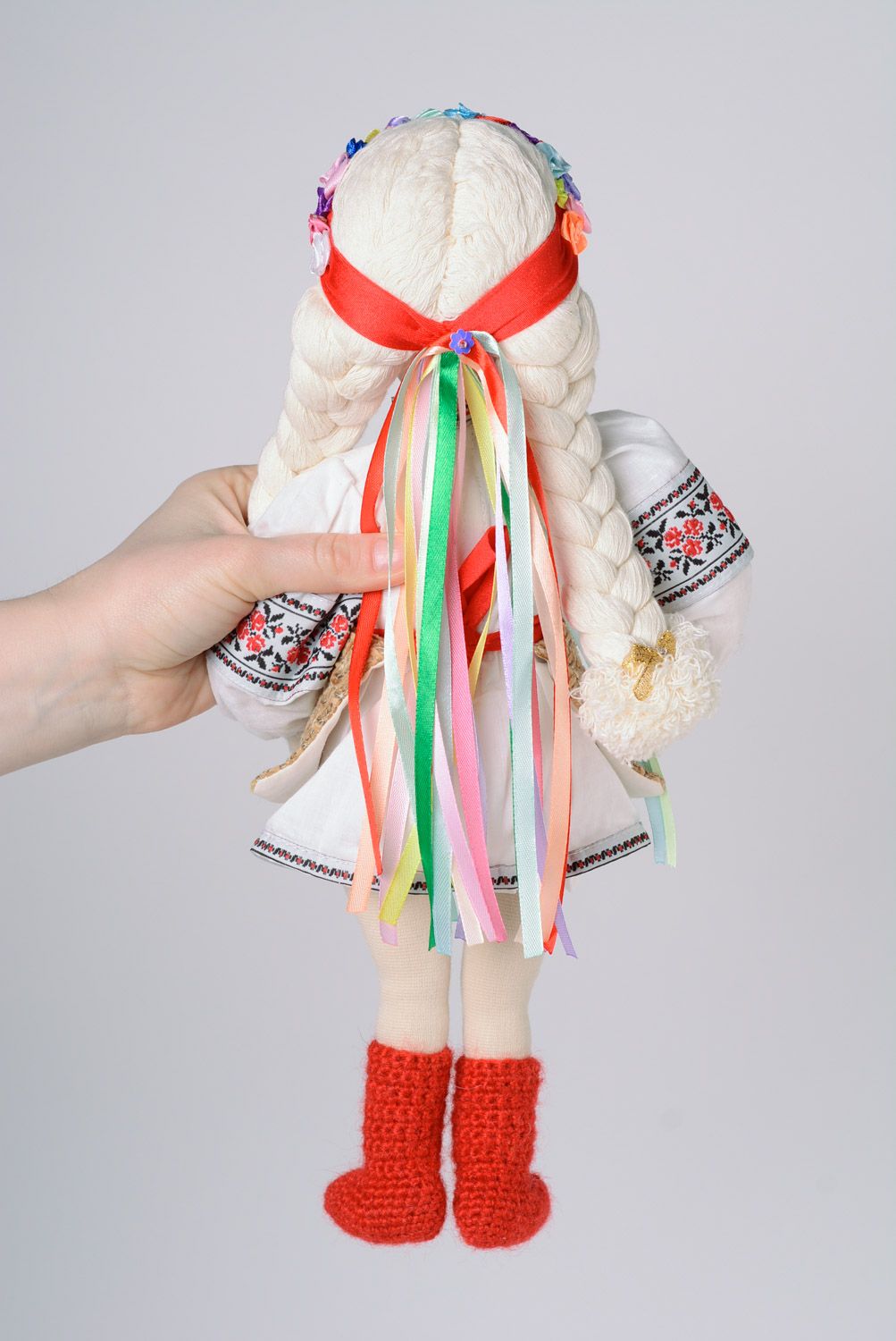 Hangemachte Puppe aus Stoff in Nationaltracht aus Baumwolle und Trikot foto 3