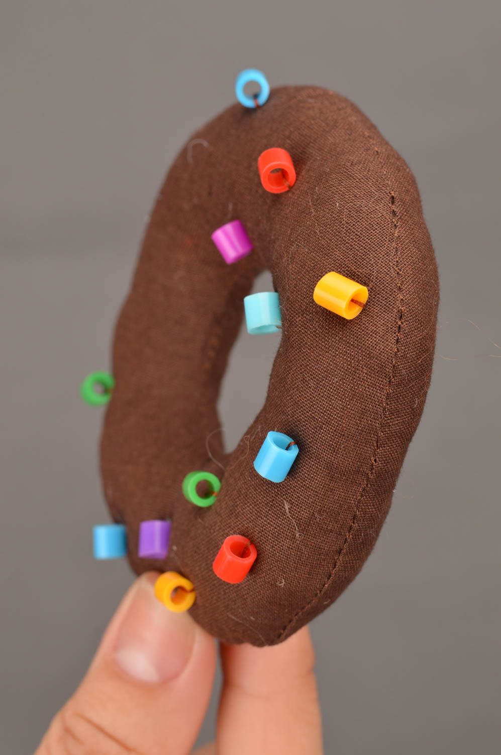 Игрушка ручной работы декоративное пирожное в виде шоколадного пончика хэнд мэйд фото 3