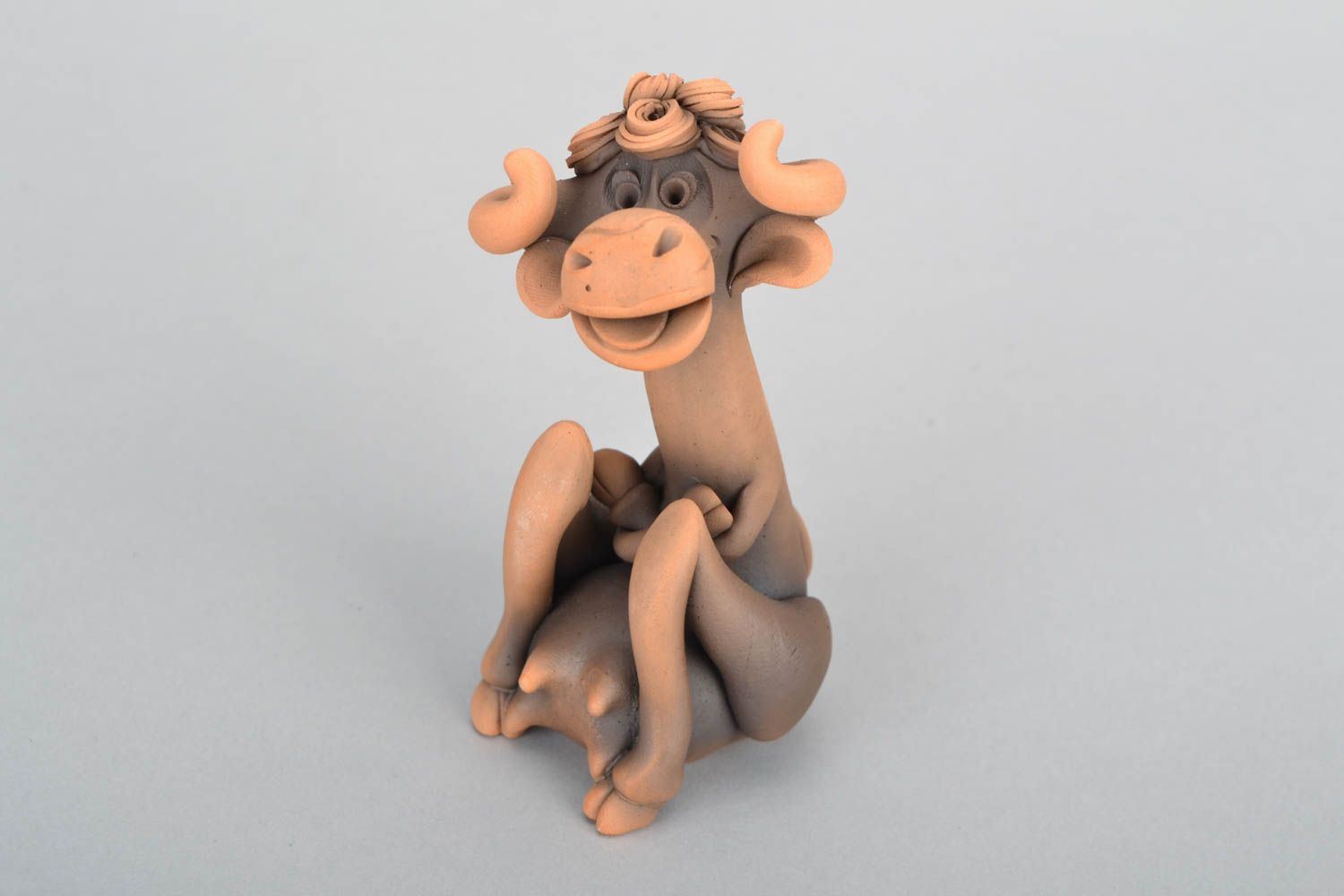 Авторская статуэтка из глины ручная лепка Корова смущенная фото 3