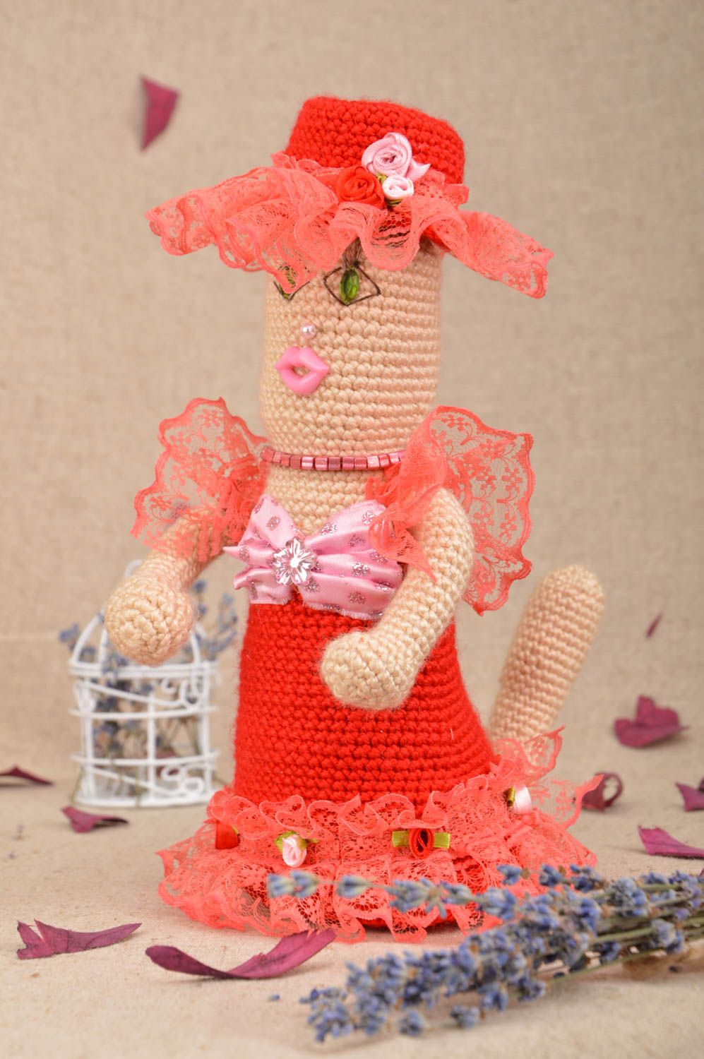 Jouet tricoté chat en robe rouge décoratif fait main de collection original photo 1