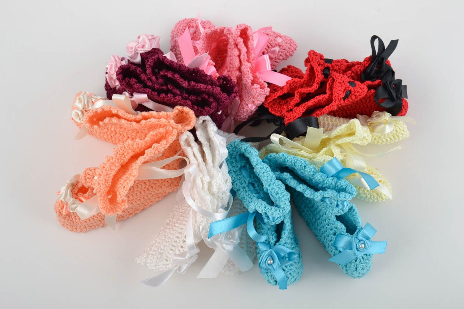Lot de chaussons de bébé tricotés en coton avec rubans faits main 7 paires photo 2